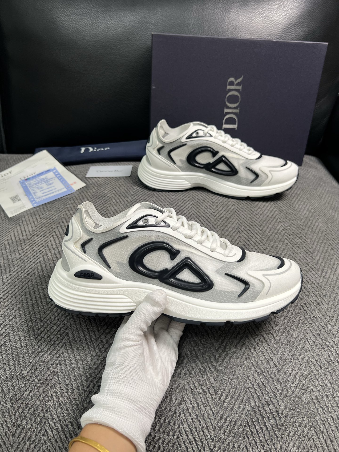 Dior  高品质  顶级工艺品 迪奥  专柜同步 原厂配置，意大利进口原版牛皮面料，透气舒适进口水染牛里垫，鞋底：原厂