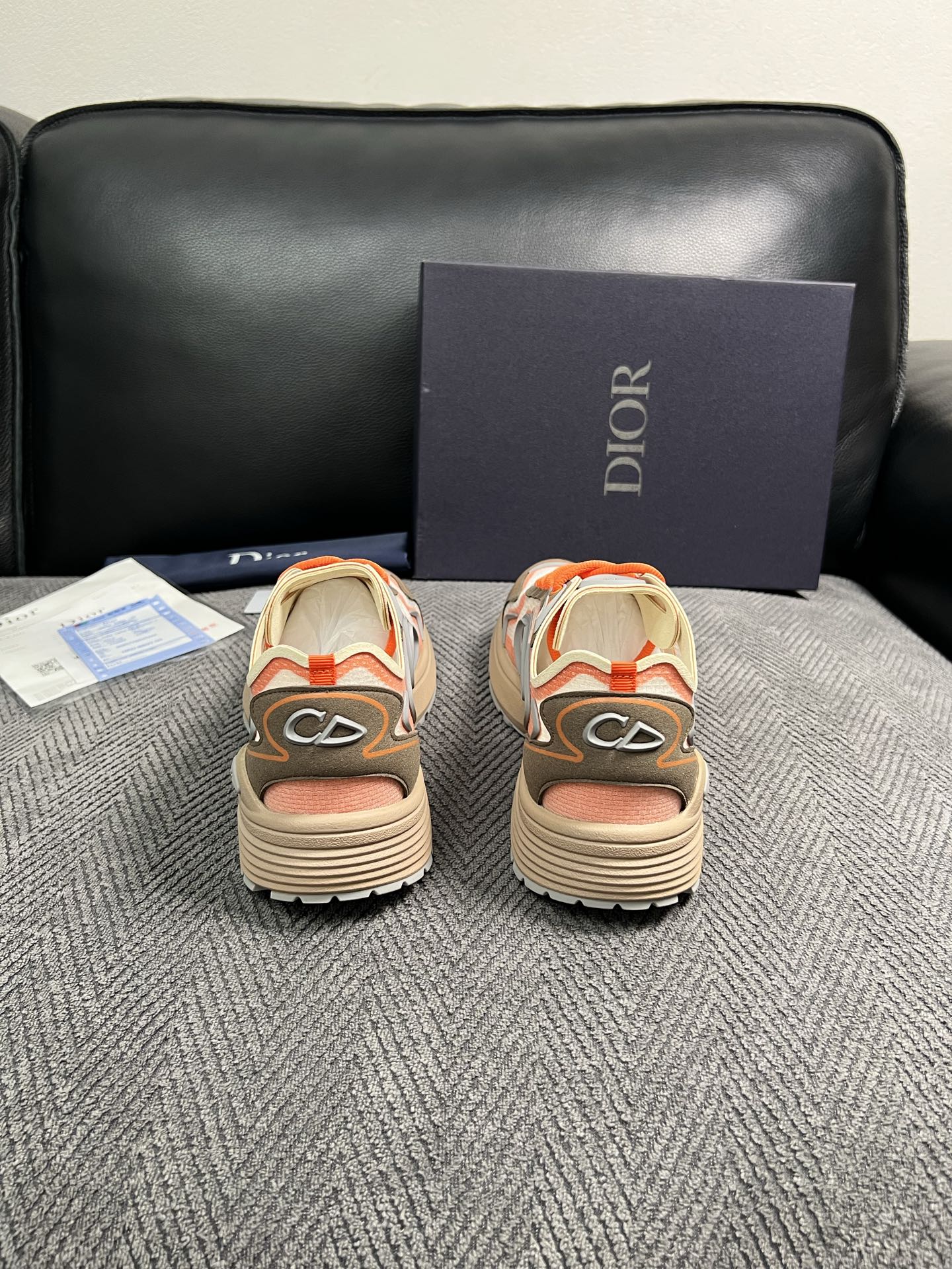 Dior  高品质  顶级工艺品 迪奥  专柜同步 原厂配置，意大利进口原版牛皮面料，透气舒适进口水染牛里垫，鞋底：原厂