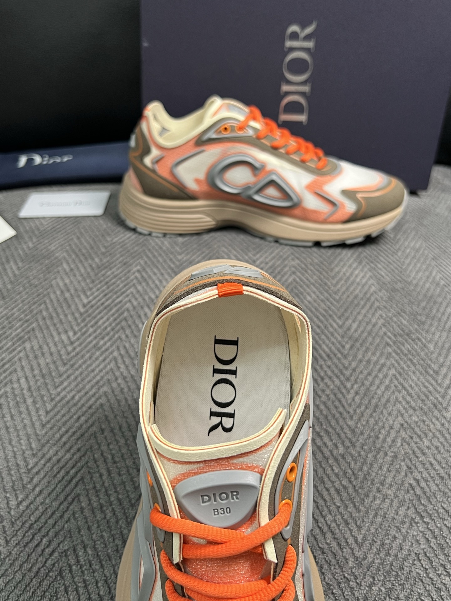 Dior  高品质  顶级工艺品 迪奥  专柜同步 原厂配置，意大利进口原版牛皮面料，透气舒适进口水染牛里垫，鞋底：原厂