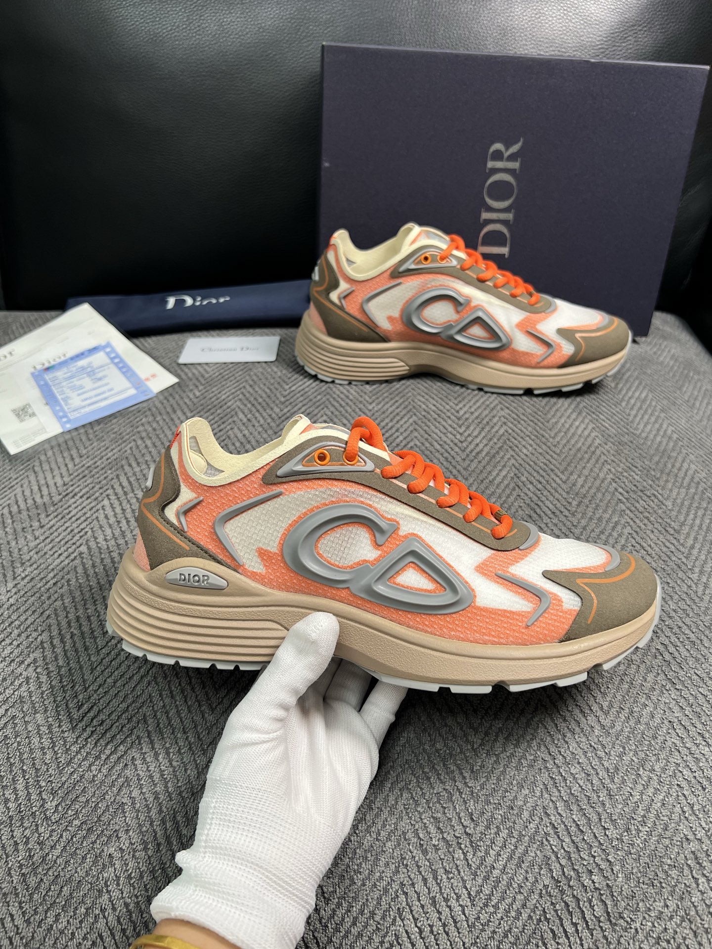 Dior  高品质  顶级工艺品 迪奥  专柜同步 原厂配置，意大利进口原版牛皮面料，透气舒适进口水染牛里垫，鞋底：原厂
