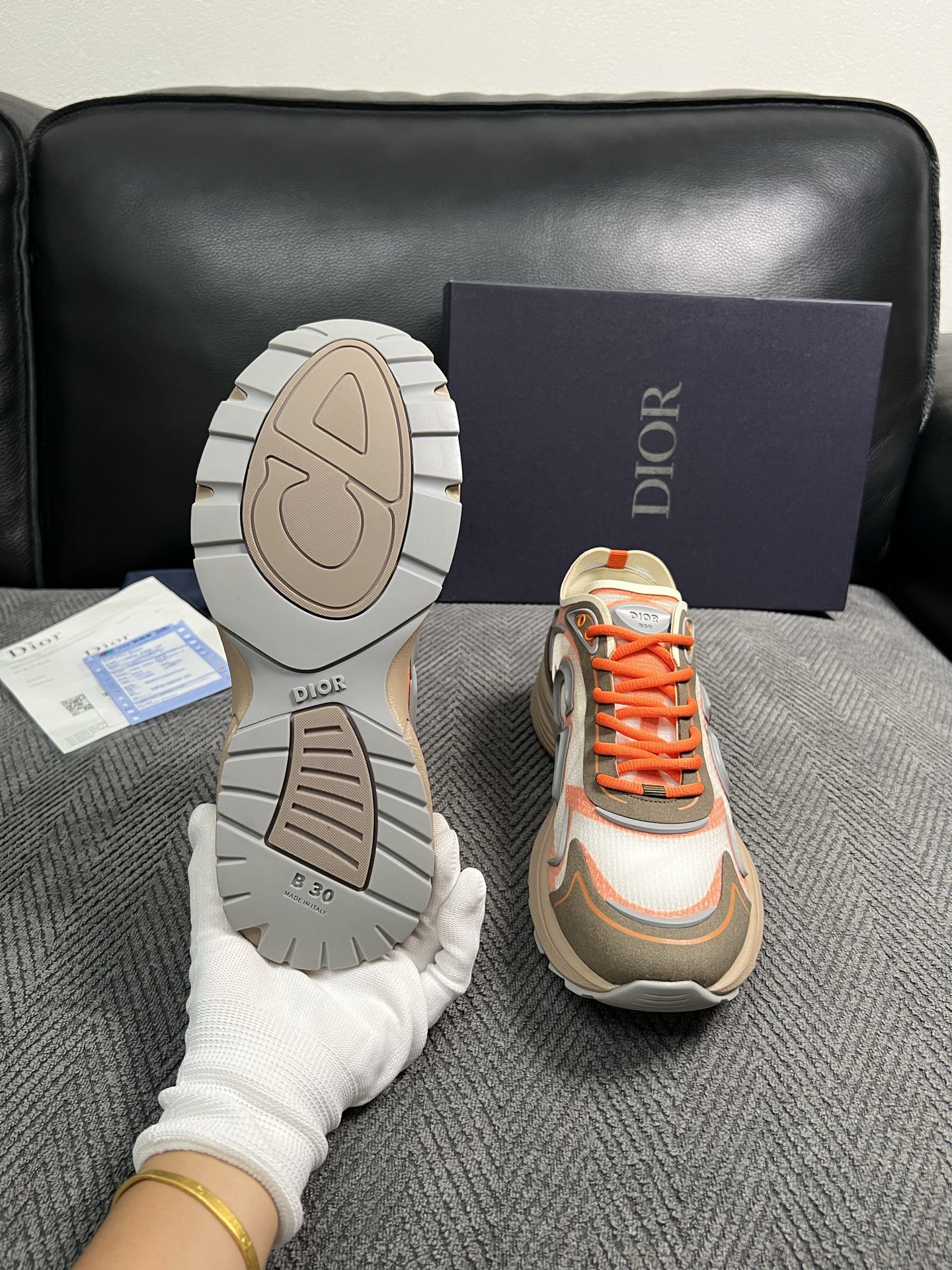 Dior  高品质  顶级工艺品 迪奥  专柜同步 原厂配置，意大利进口原版牛皮面料，透气舒适进口水染牛里垫，鞋底：原厂