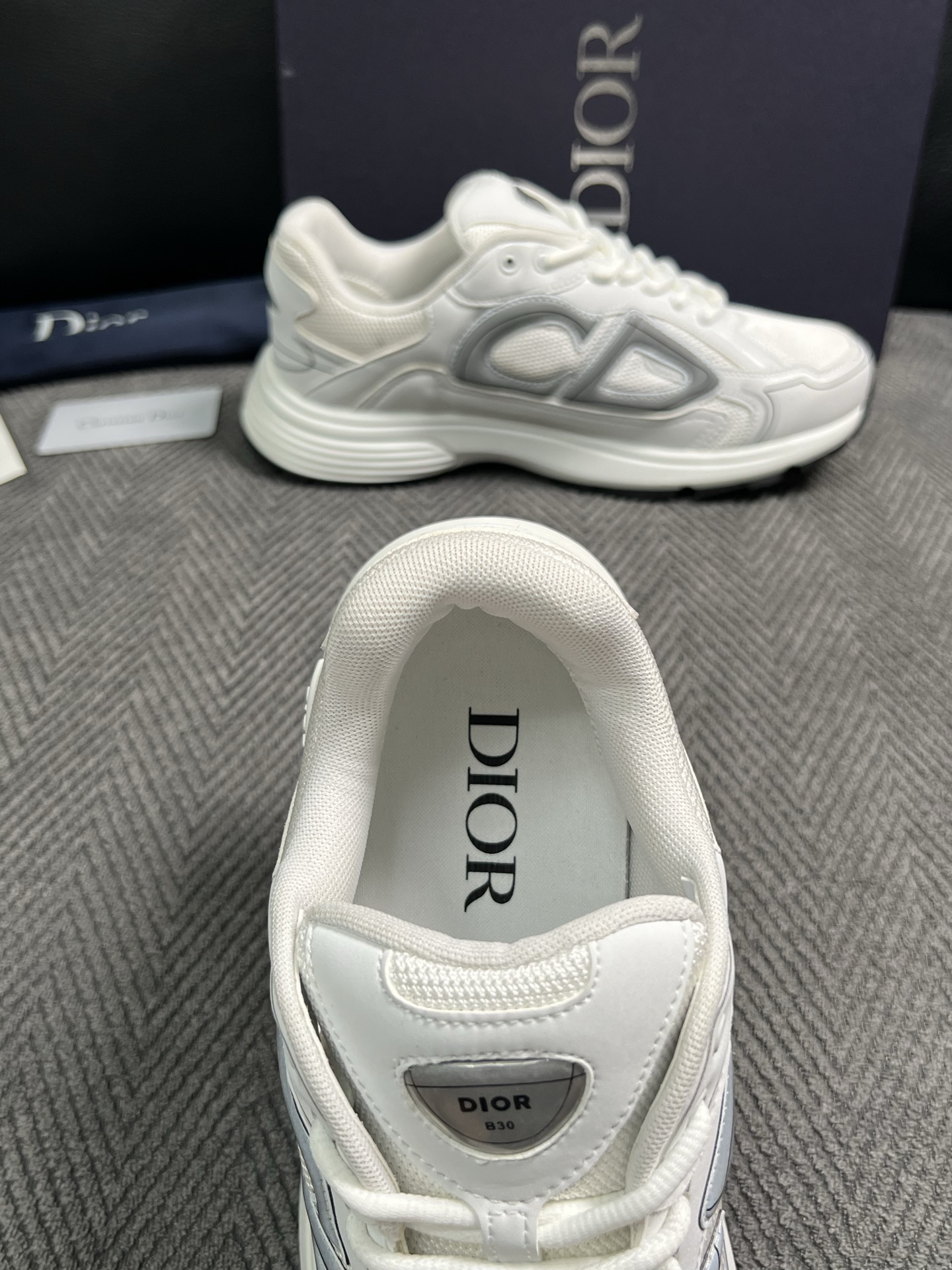 Dior  高品质  顶级工艺品 迪奥  专柜同步 原厂配置，意大利进口原版牛皮面料，透气舒适进口水染牛里垫，鞋底：原厂