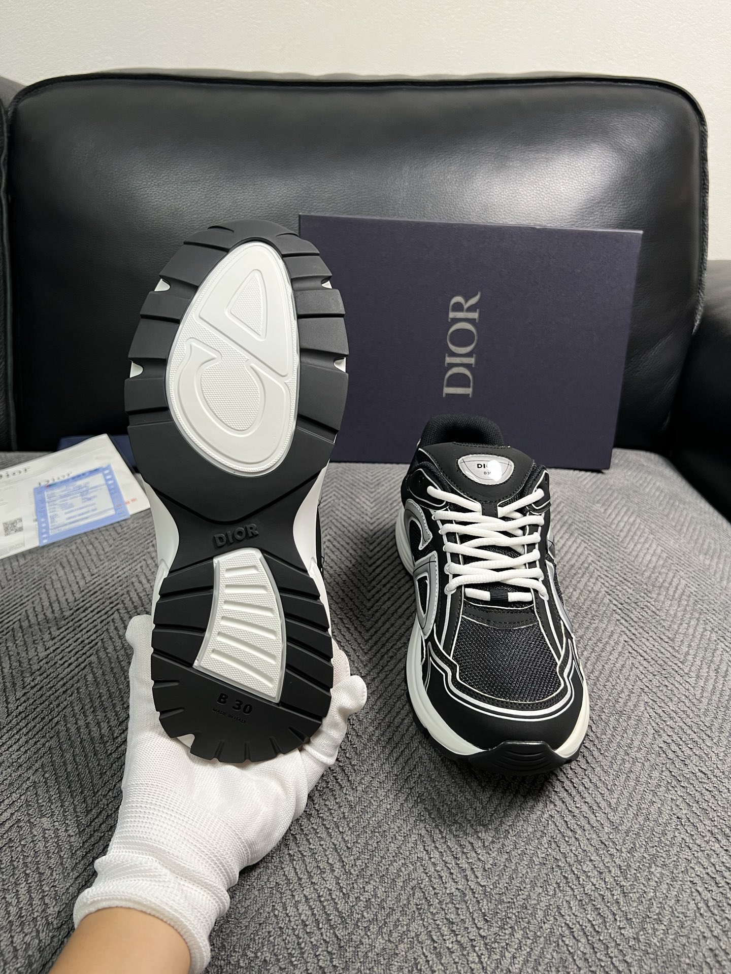 Dior  高品质  顶级工艺品 迪奥  专柜同步 原厂配置，意大利进口原版牛皮面料，透气舒适进口水染牛里垫，鞋底：原厂