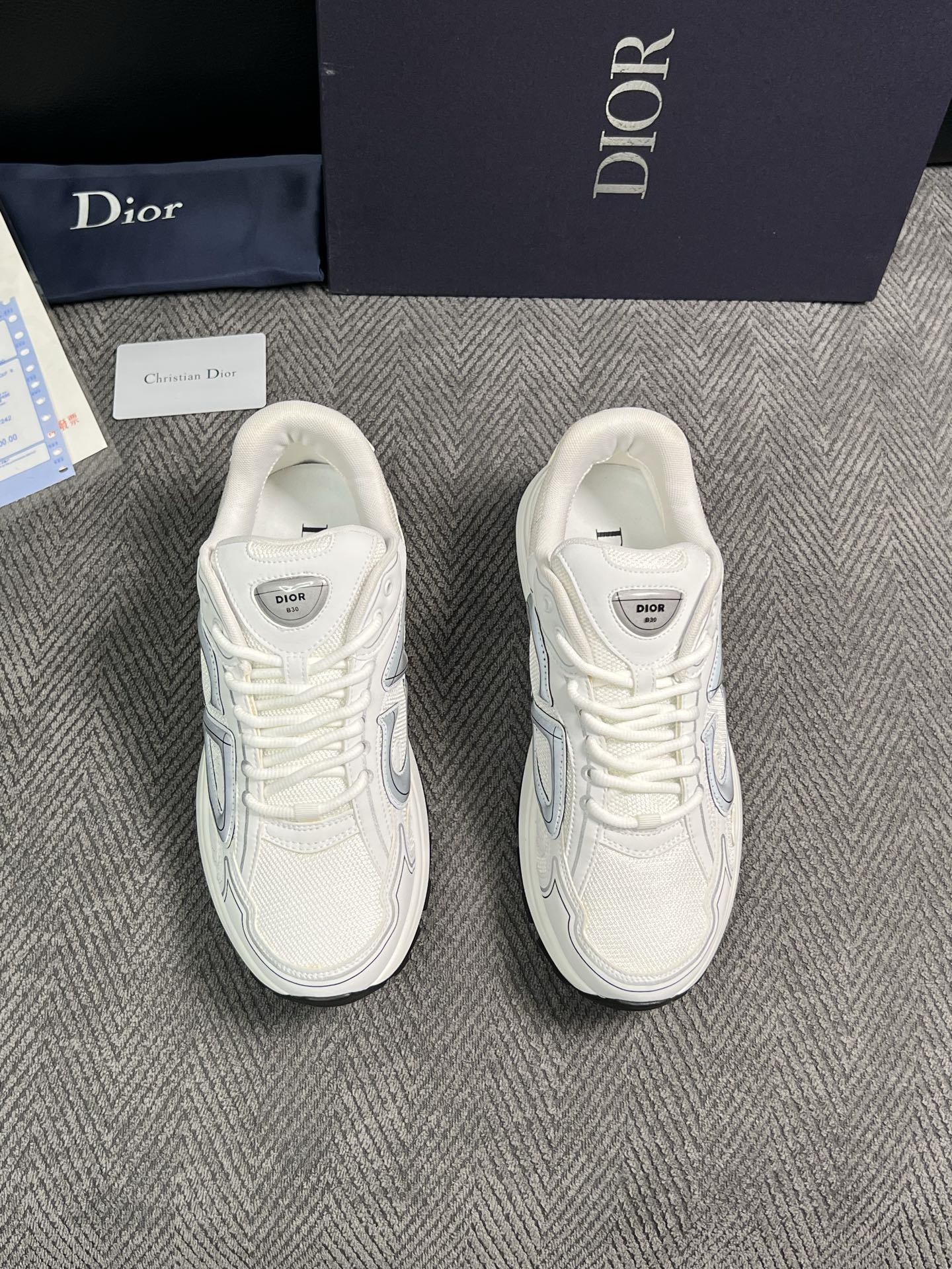 Dior  高品质  顶级工艺品 迪奥  专柜同步 原厂配置，意大利进口原版牛皮面料，透气舒适进口水染牛里垫，鞋底：原厂
