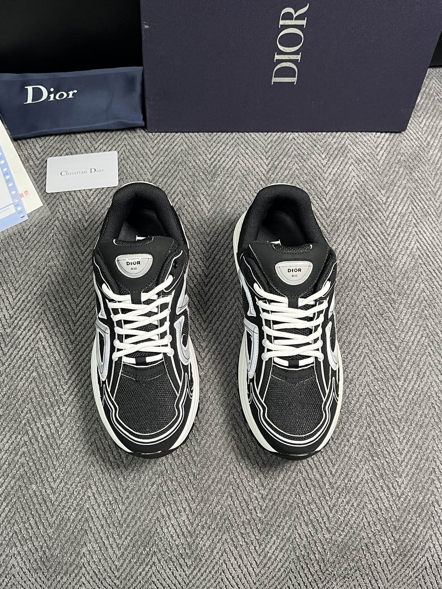 Dior  高品质  顶级工艺品 迪奥  专柜同步 原厂配置，意大利进口原版牛皮面料，透气舒适进口水染牛里垫，鞋底：原厂