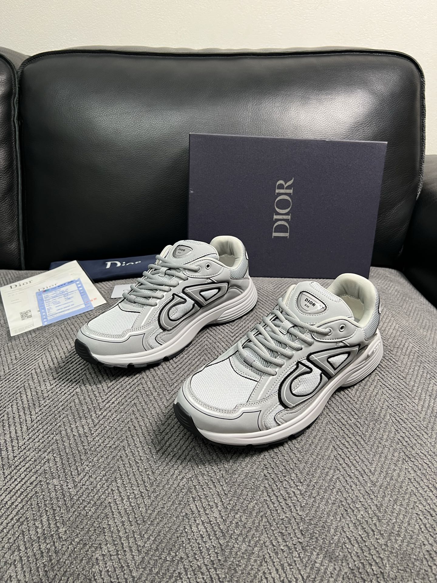 Dior  高品质  顶级工艺品 迪奥  专柜同步 原厂配置，意大利进口原版牛皮面料，透气舒适进口水染牛里垫，鞋底：原厂