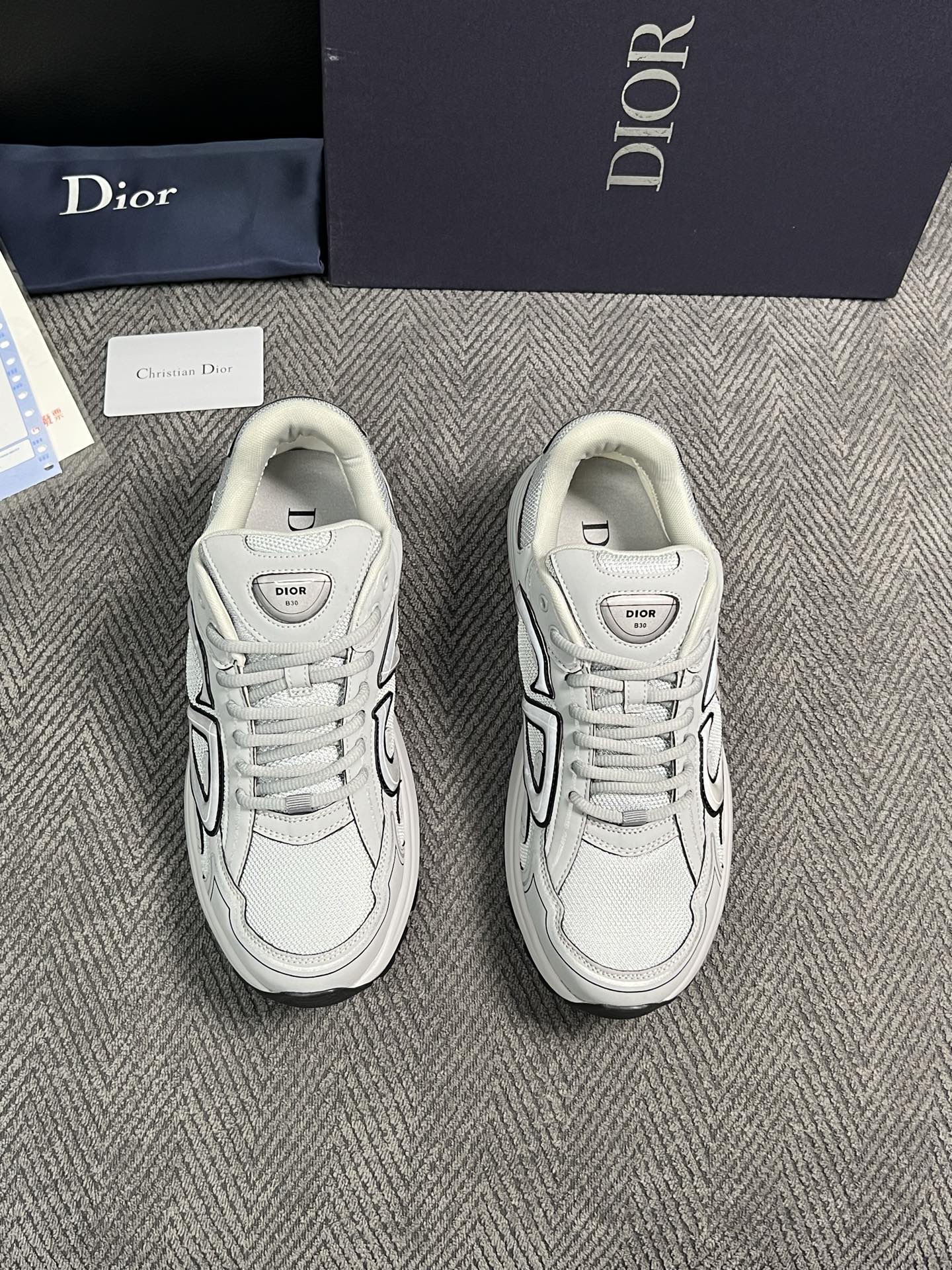 Dior  高品质  顶级工艺品 迪奥  专柜同步 原厂配置，意大利进口原版牛皮面料，透气舒适进口水染牛里垫，鞋底：原厂