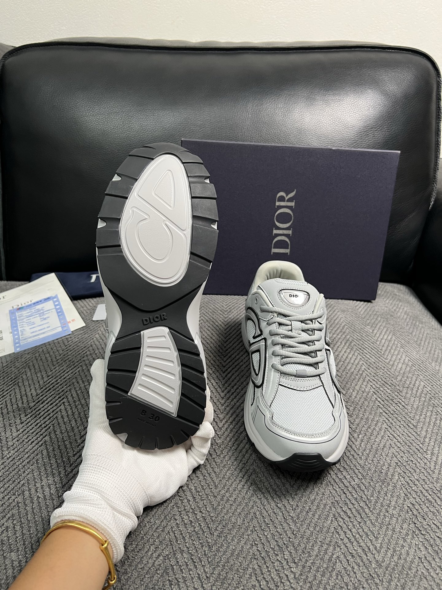 Dior  高品质  顶级工艺品 迪奥  专柜同步 原厂配置，意大利进口原版牛皮面料，透气舒适进口水染牛里垫，鞋底：原厂