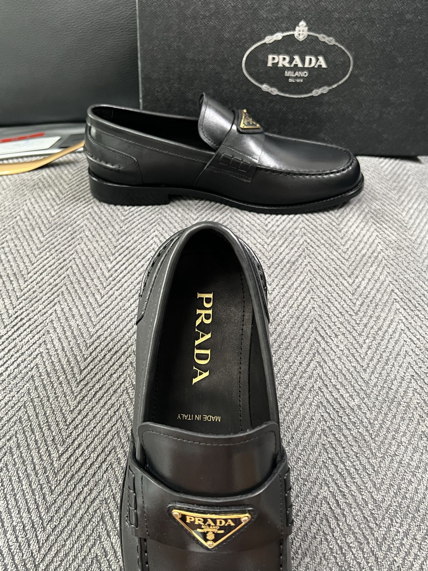 PRADA  高品质  顶级工艺品 普拉达 皮鞋专柜同步 原厂配置，意大利进口原版牛皮面料，透气舒适进口水染牛里垫，鞋底