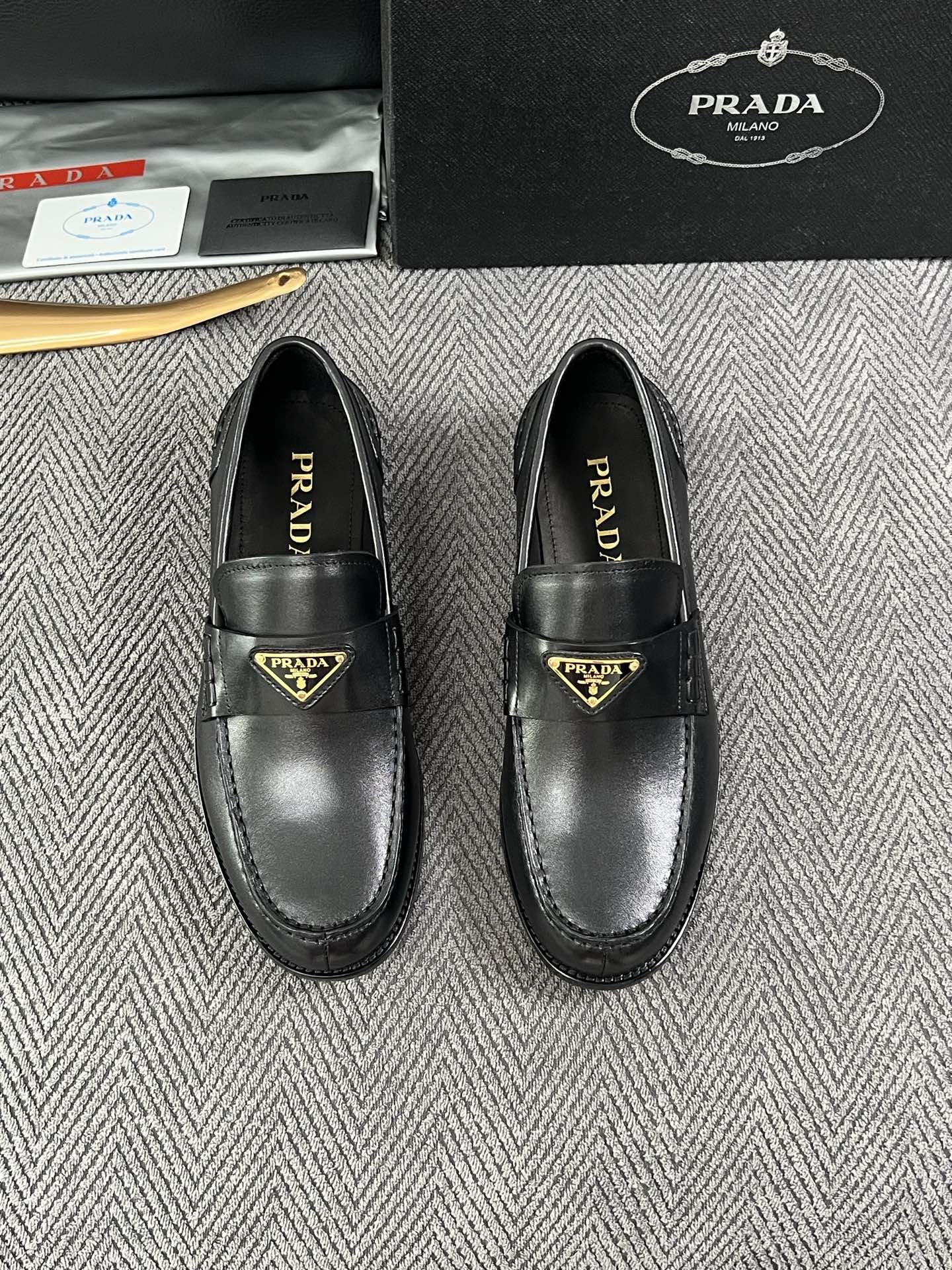 PRADA  高品质  顶级工艺品 普拉达 皮鞋专柜同步 原厂配置，意大利进口原版牛皮面料，透气舒适进口水染牛里垫，鞋底