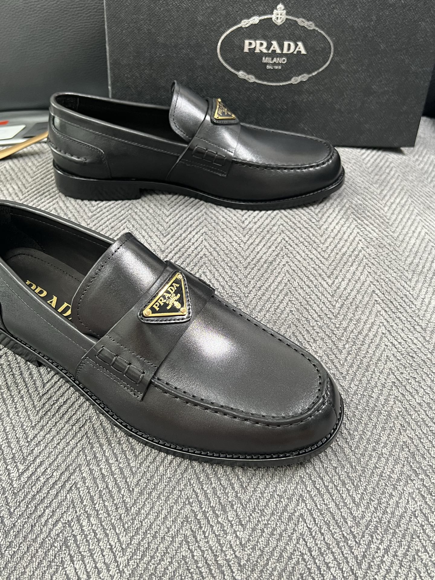 PRADA  高品质  顶级工艺品 普拉达 皮鞋专柜同步 原厂配置，意大利进口原版牛皮面料，透气舒适进口水染牛里垫，鞋底