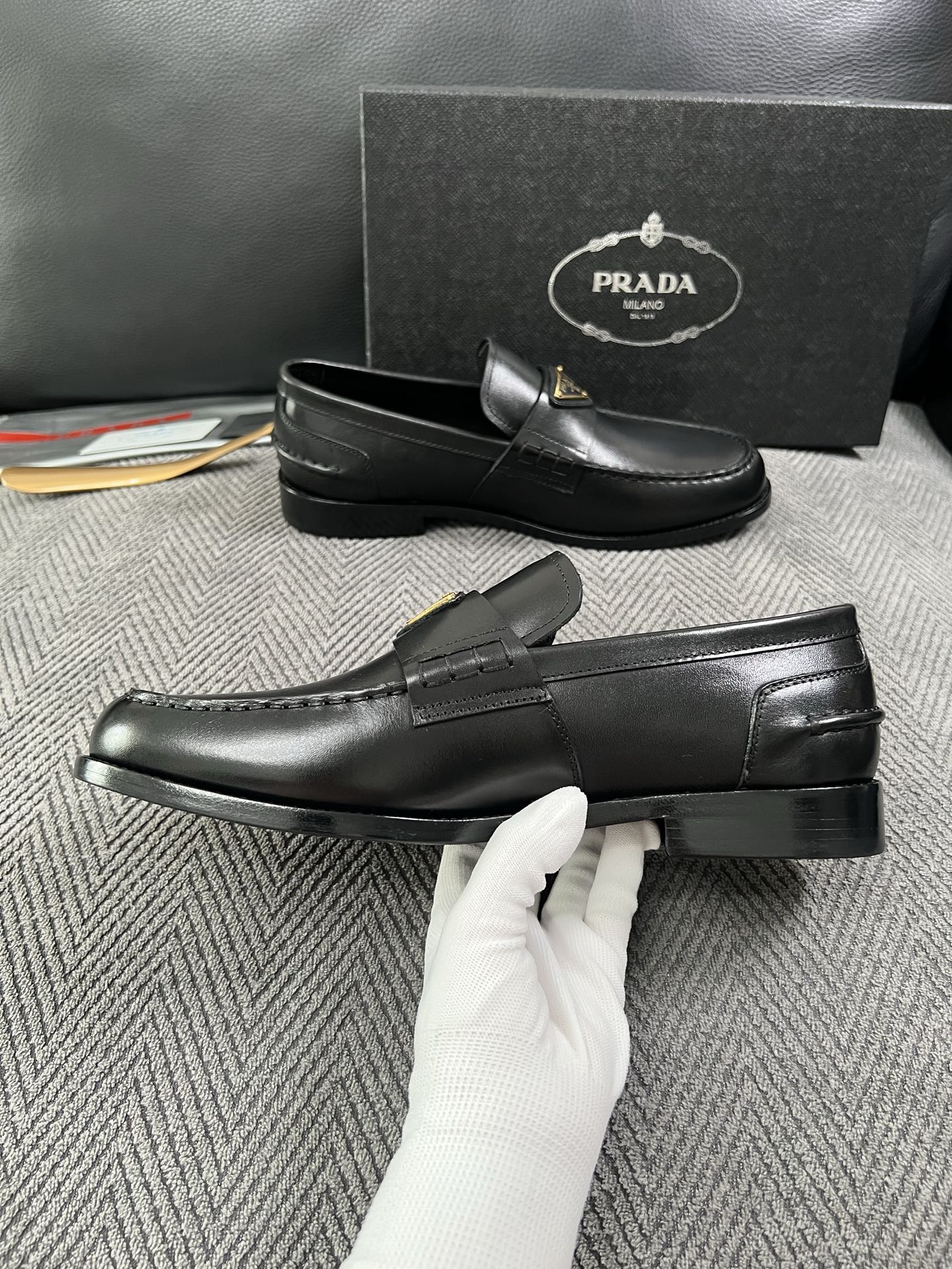 PRADA  高品质  顶级工艺品 普拉达 皮鞋专柜同步 原厂配置，意大利进口原版牛皮面料，透气舒适进口水染牛里垫，鞋底