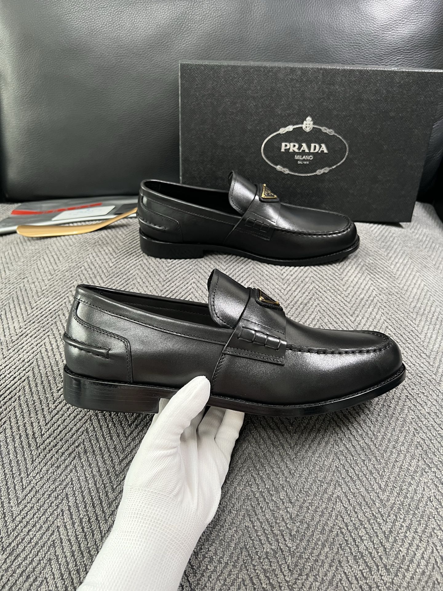 PRADA  高品质  顶级工艺品 普拉达 皮鞋专柜同步 原厂配置，意大利进口原版牛皮面料，透气舒适进口水染牛里垫，鞋底