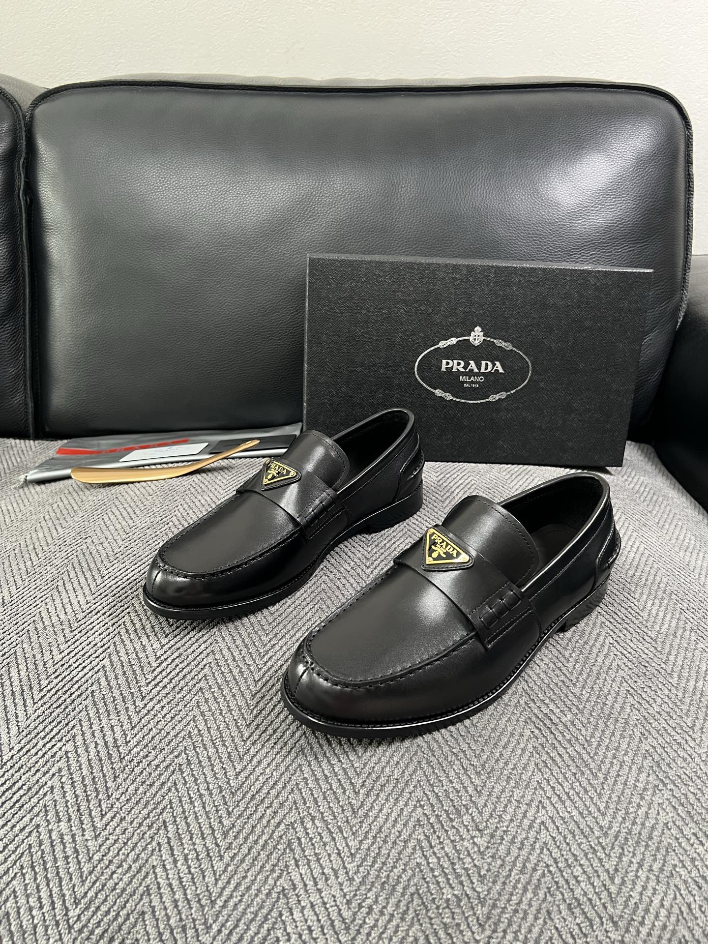 PRADA  高品质  顶级工艺品 普拉达 皮鞋专柜同步 原厂配置，意大利进口原版牛皮面料，透气舒适进口水染牛里垫，鞋底