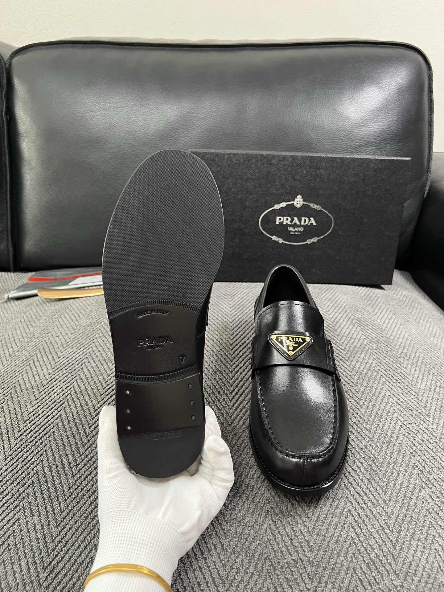 PRADA  高品质  顶级工艺品 普拉达 皮鞋专柜同步 原厂配置，意大利进口原版牛皮面料，透气舒适进口水染牛里垫，鞋底