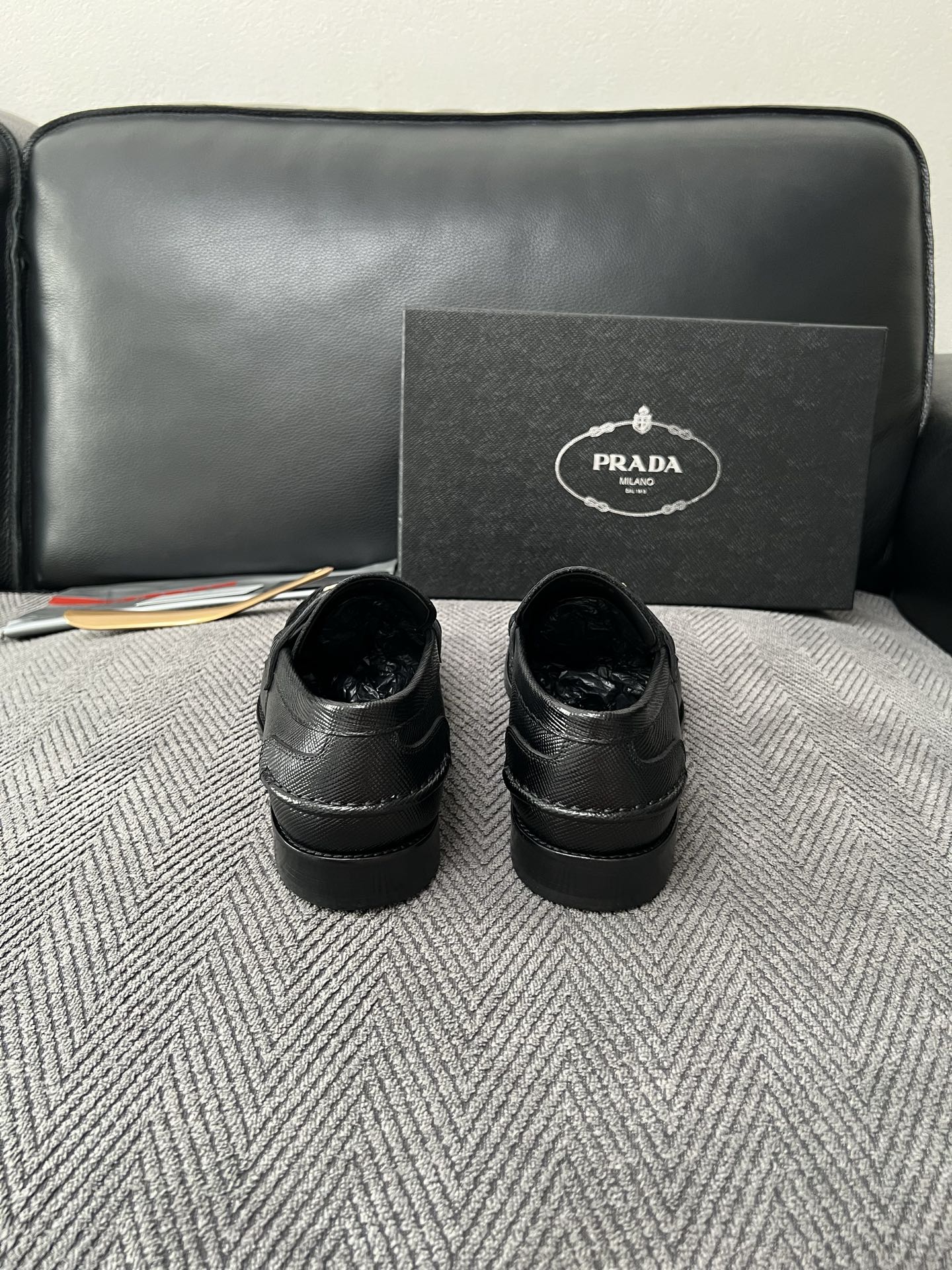 PRADA  高品质  顶级工艺品 普拉达 皮鞋专柜同步 原厂配置，意大利进口原版牛皮面料，透气舒适进口水染牛里垫，鞋底