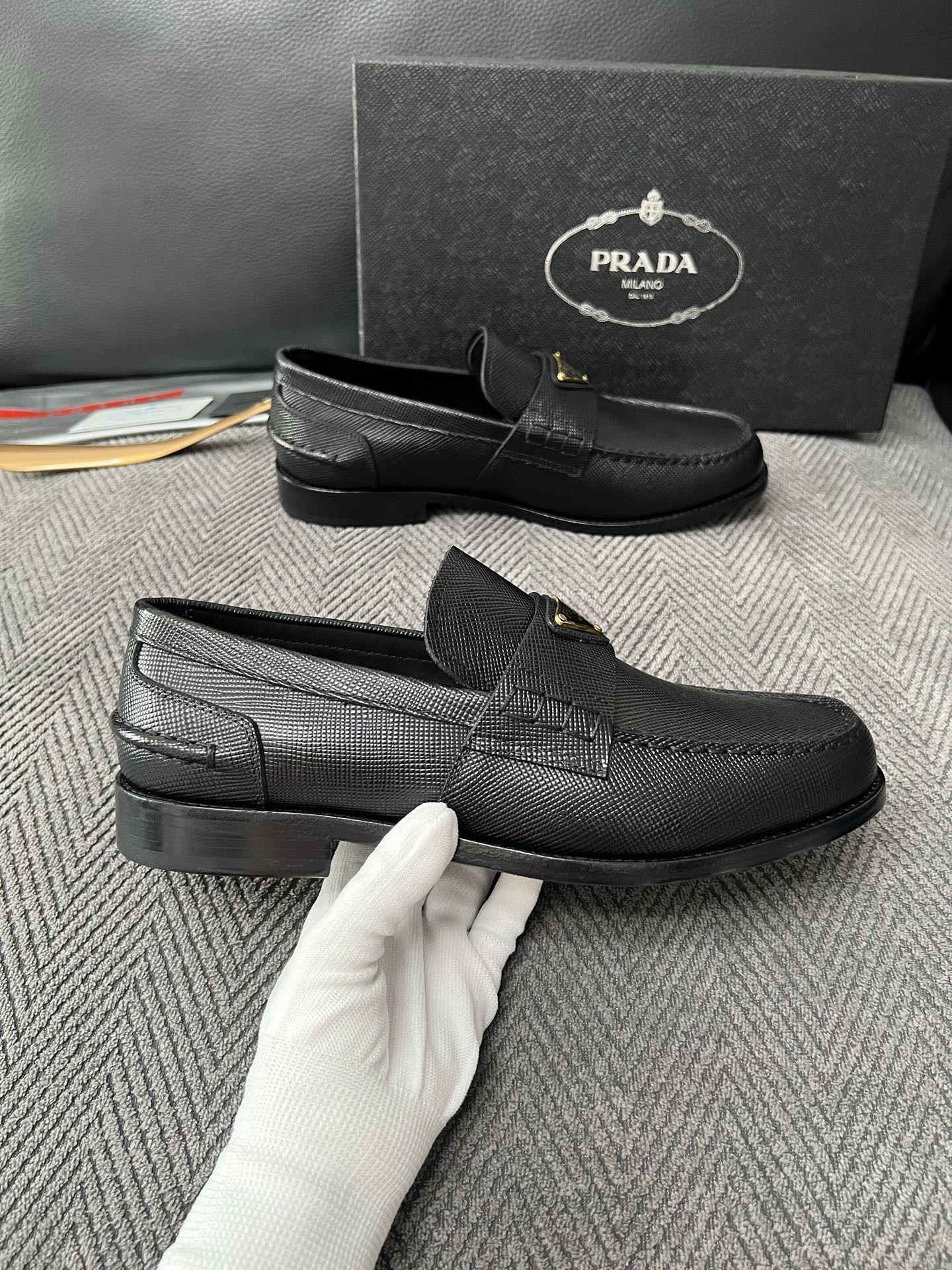 PRADA  高品质  顶级工艺品 普拉达 皮鞋专柜同步 原厂配置，意大利进口原版牛皮面料，透气舒适进口水染牛里垫，鞋底
