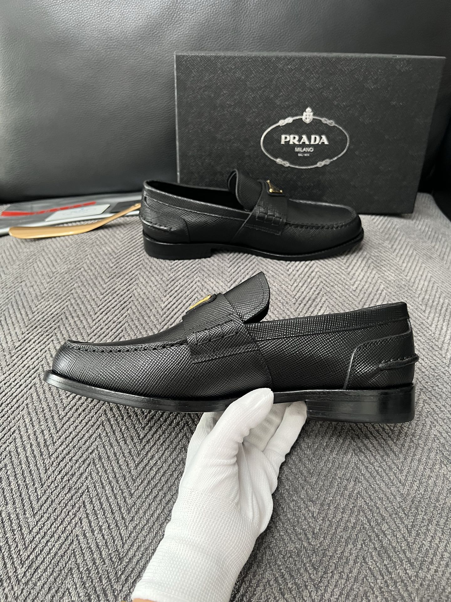 PRADA  高品质  顶级工艺品 普拉达 皮鞋专柜同步 原厂配置，意大利进口原版牛皮面料，透气舒适进口水染牛里垫，鞋底