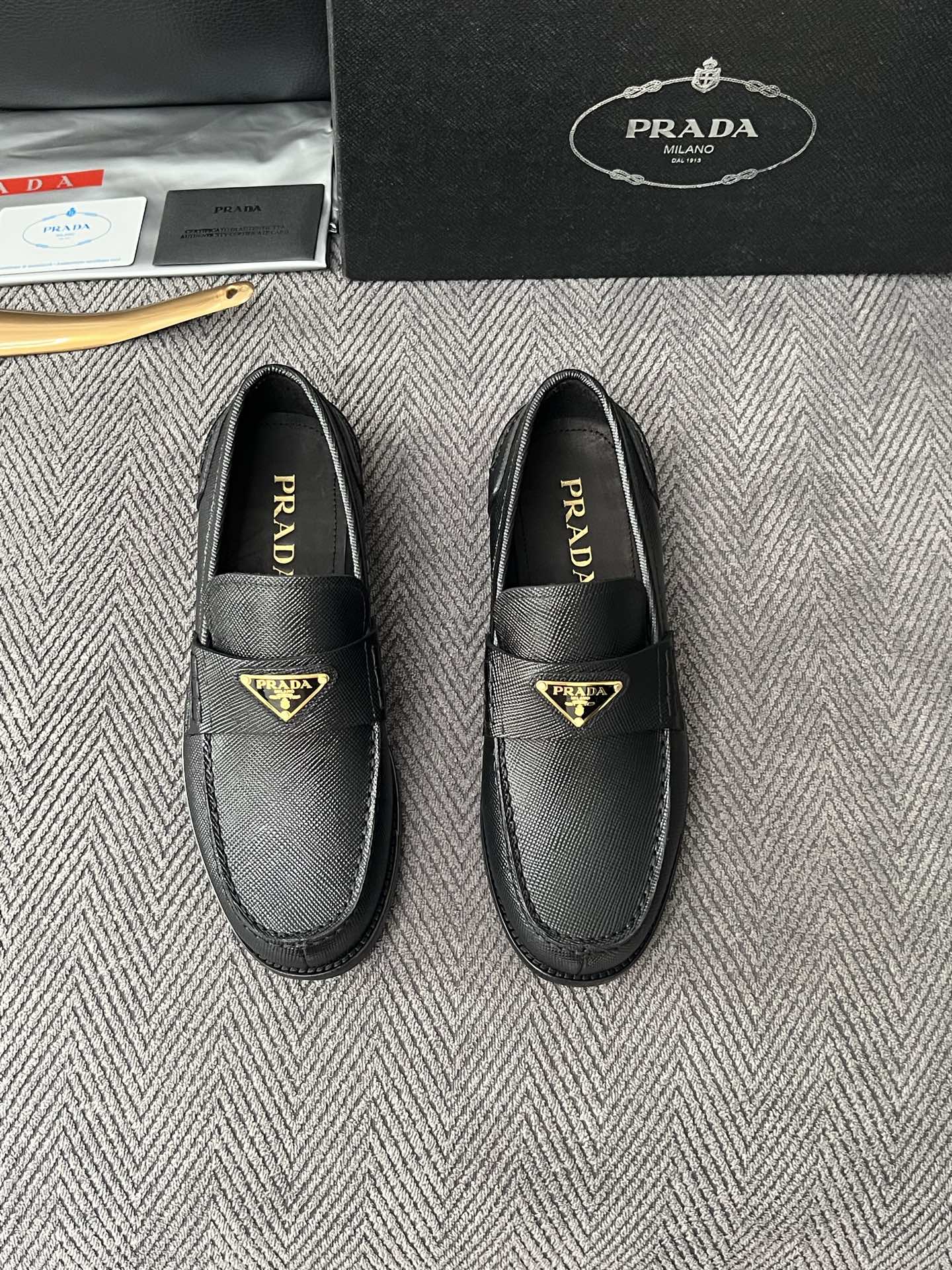PRADA  高品质  顶级工艺品 普拉达 皮鞋专柜同步 原厂配置，意大利进口原版牛皮面料，透气舒适进口水染牛里垫，鞋底