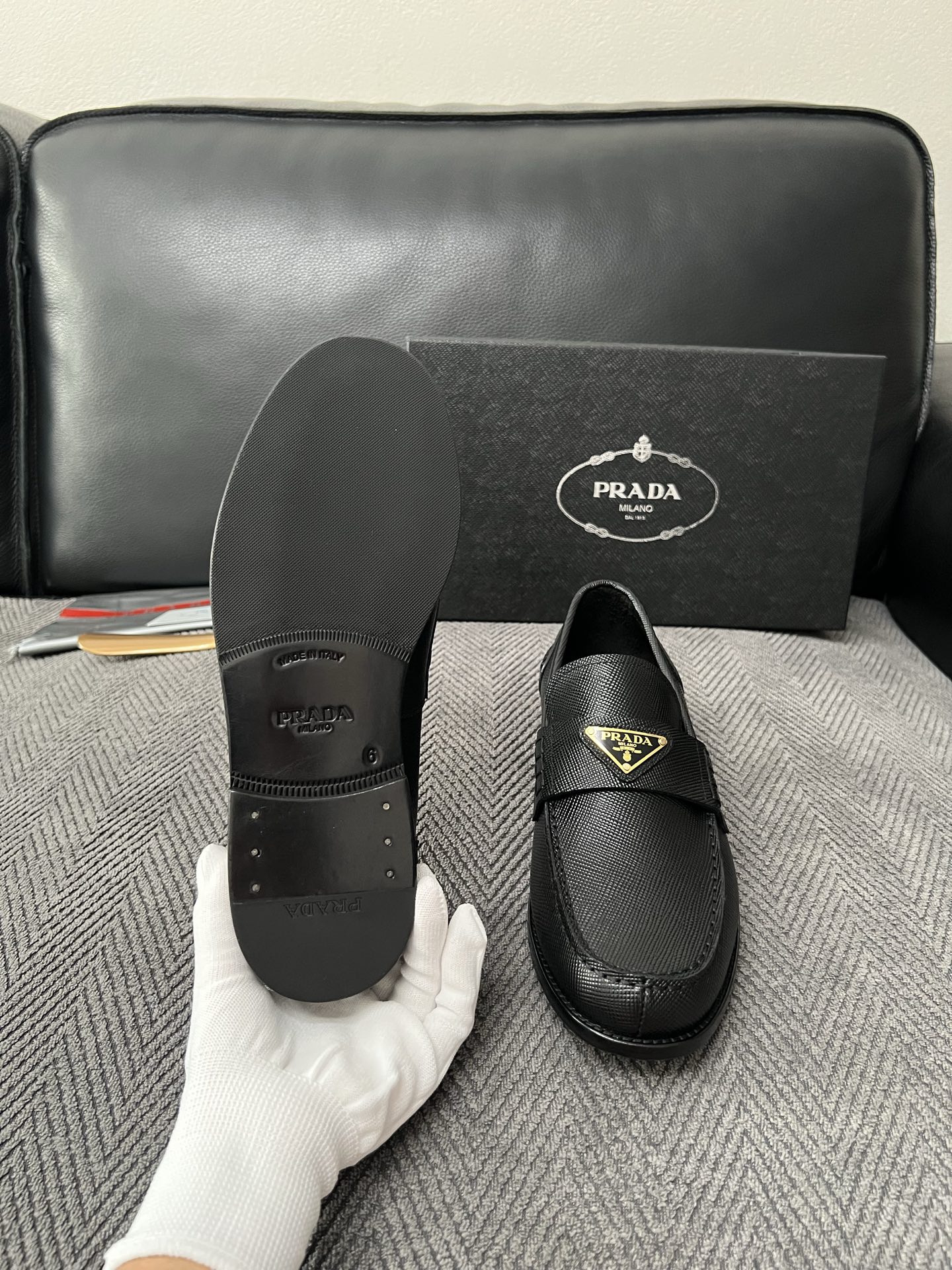 PRADA  高品质  顶级工艺品 普拉达 皮鞋专柜同步 原厂配置，意大利进口原版牛皮面料，透气舒适进口水染牛里垫，鞋底