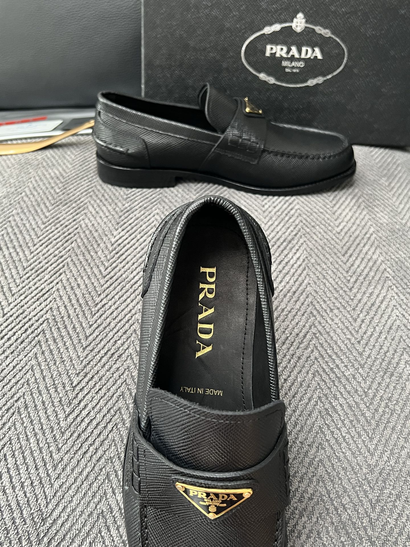 PRADA  高品质  顶级工艺品 普拉达 皮鞋专柜同步 原厂配置，意大利进口原版牛皮面料，透气舒适进口水染牛里垫，鞋底