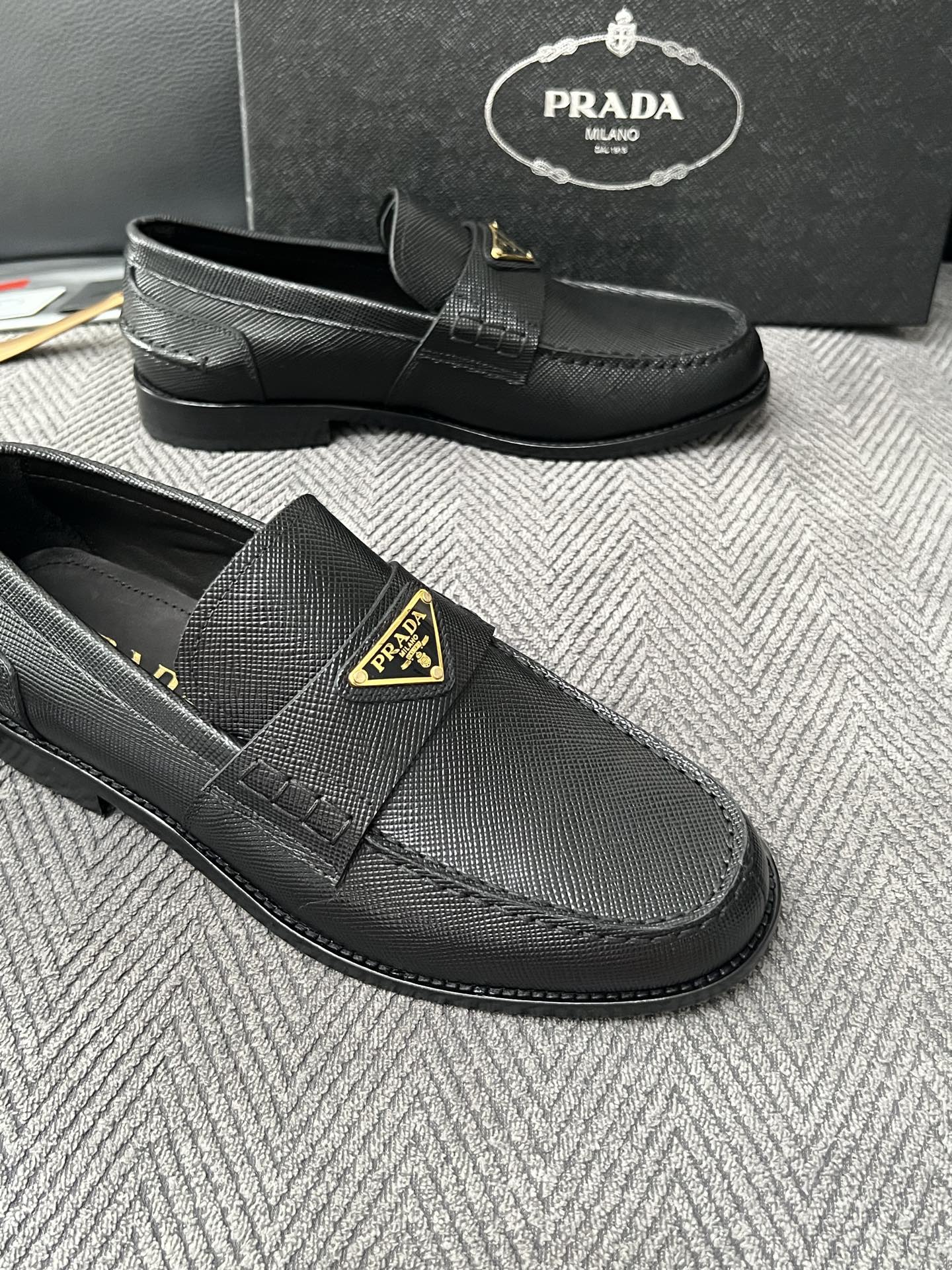 PRADA  高品质  顶级工艺品 普拉达 皮鞋专柜同步 原厂配置，意大利进口原版牛皮面料，透气舒适进口水染牛里垫，鞋底