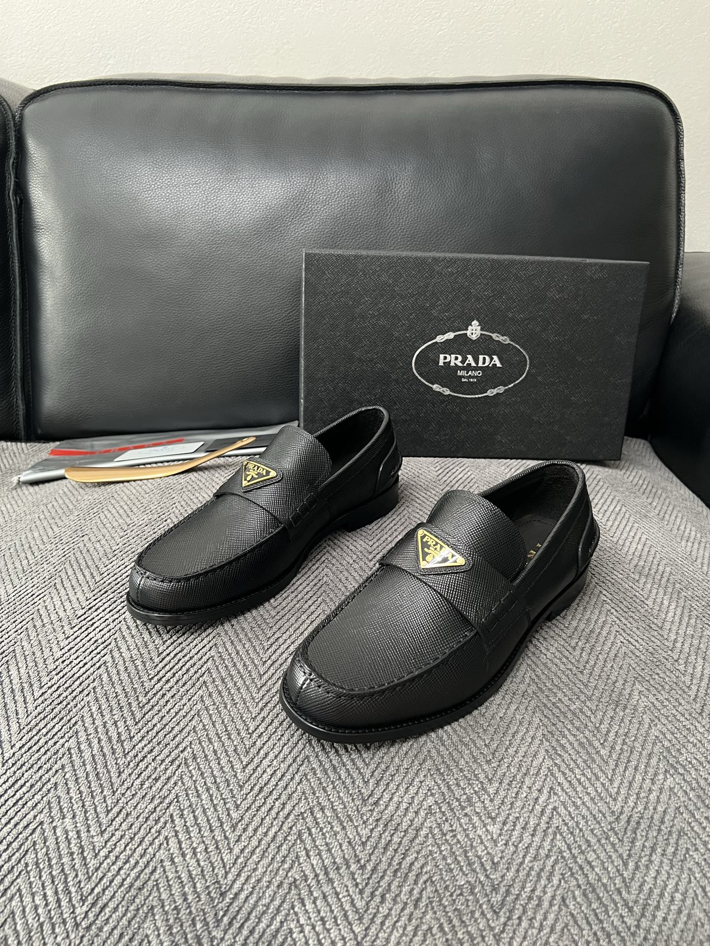 PRADA  高品质  顶级工艺品 普拉达 皮鞋专柜同步 原厂配置，意大利进口原版牛皮面料，透气舒适进口水染牛里垫，鞋底
