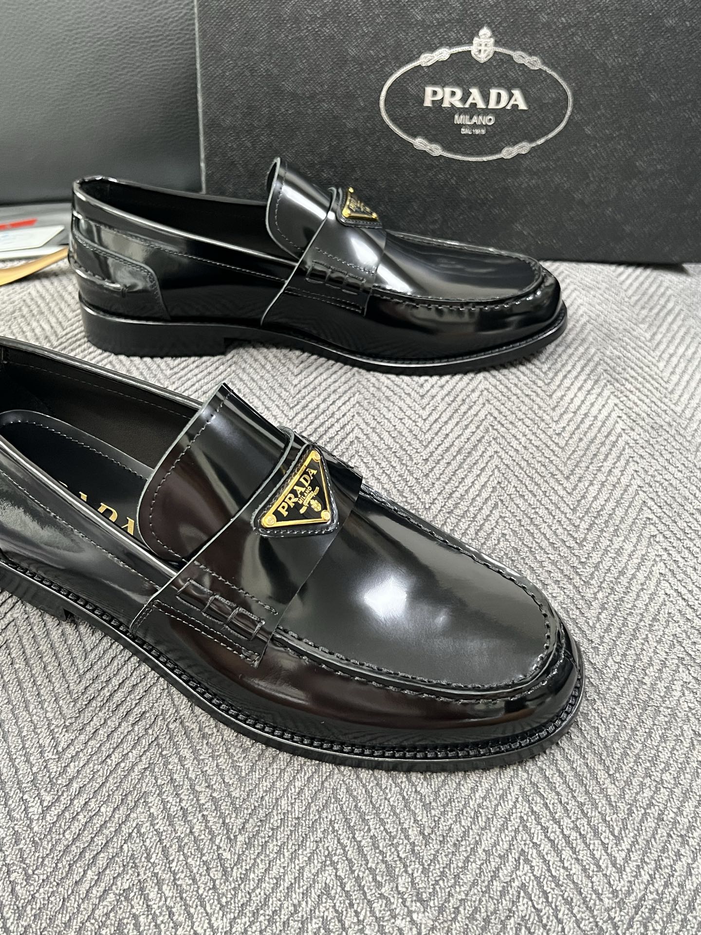 PRADA  高品质  顶级工艺品 普拉达 皮鞋专柜同步 原厂配置，意大利进口原版牛皮面料，透气舒适进口水染牛里垫，鞋底