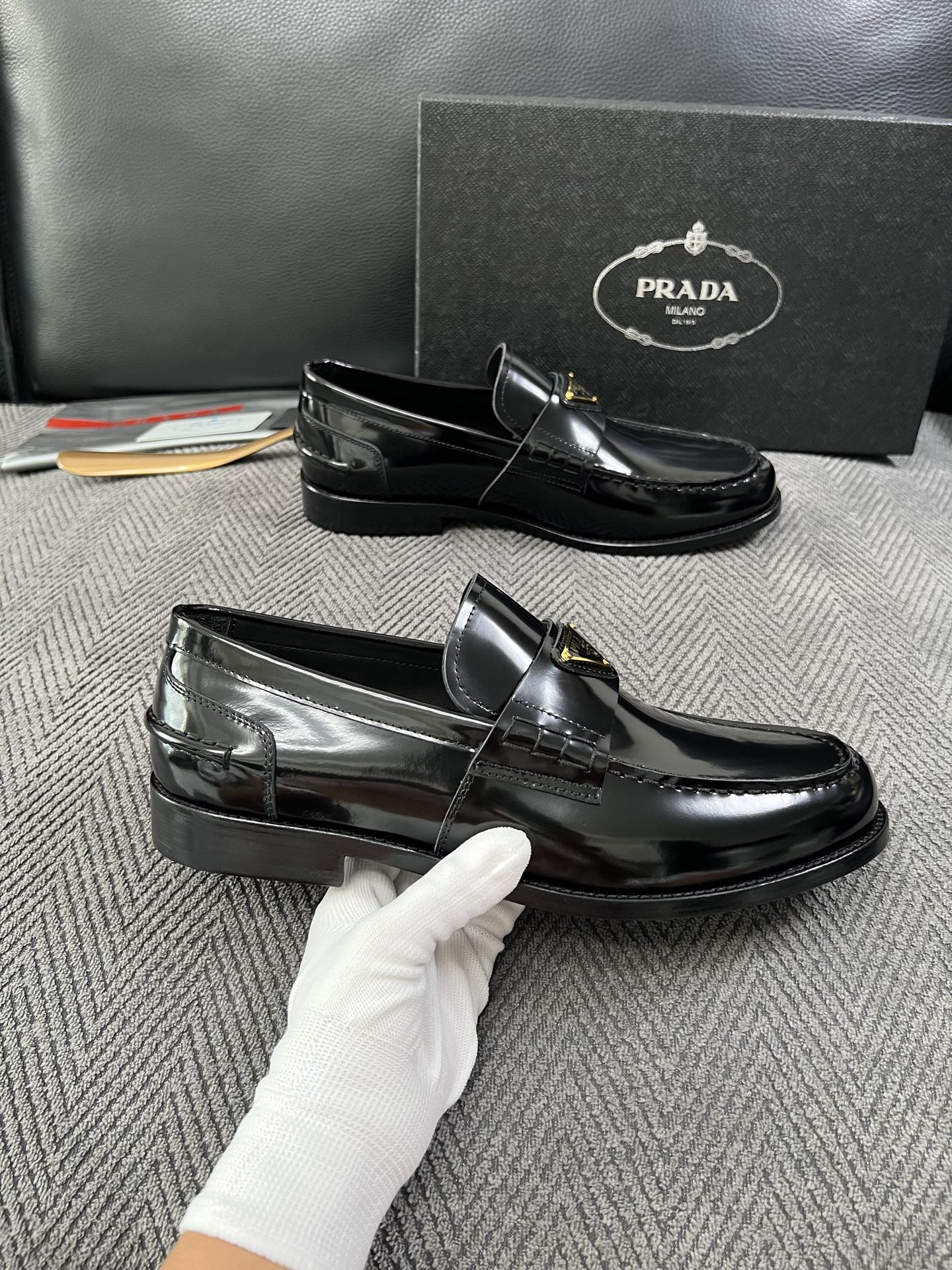 PRADA  高品质  顶级工艺品 普拉达 皮鞋专柜同步 原厂配置，意大利进口原版牛皮面料，透气舒适进口水染牛里垫，鞋底