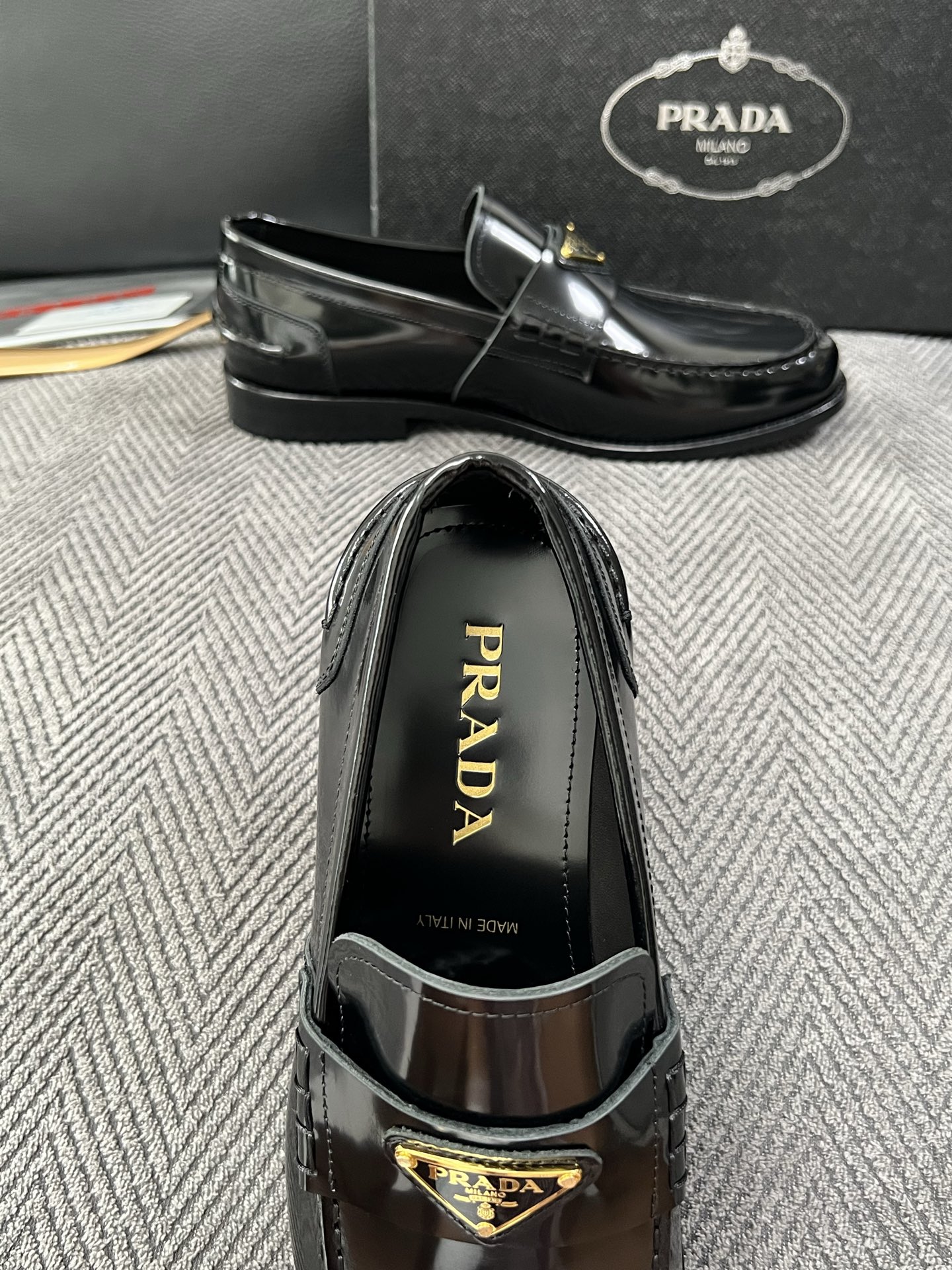 PRADA  高品质  顶级工艺品 普拉达 皮鞋专柜同步 原厂配置，意大利进口原版牛皮面料，透气舒适进口水染牛里垫，鞋底