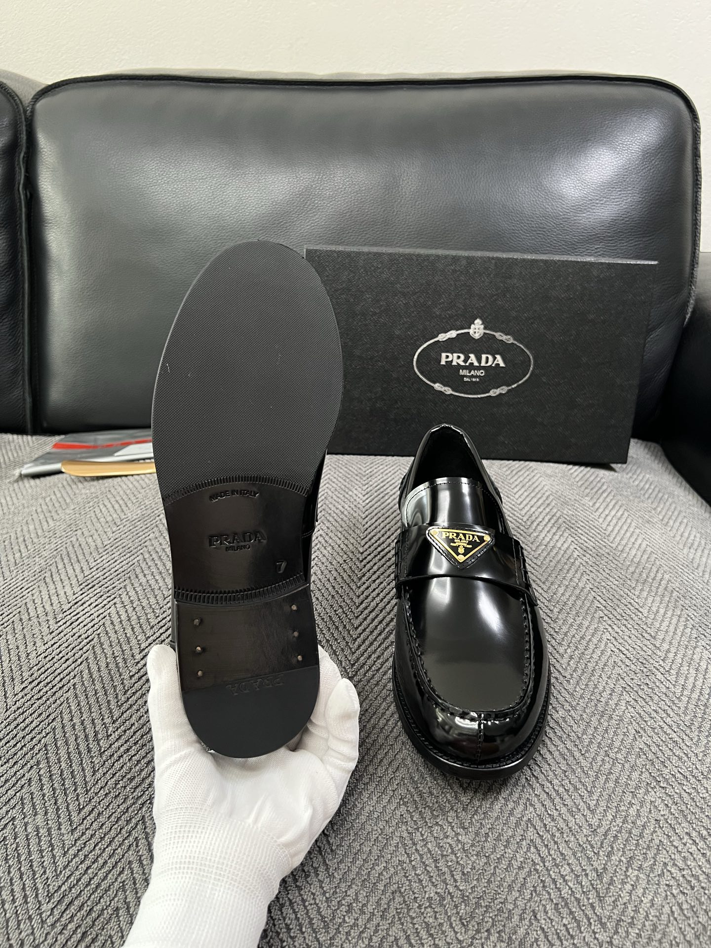 PRADA  高品质  顶级工艺品 普拉达 皮鞋专柜同步 原厂配置，意大利进口原版牛皮面料，透气舒适进口水染牛里垫，鞋底