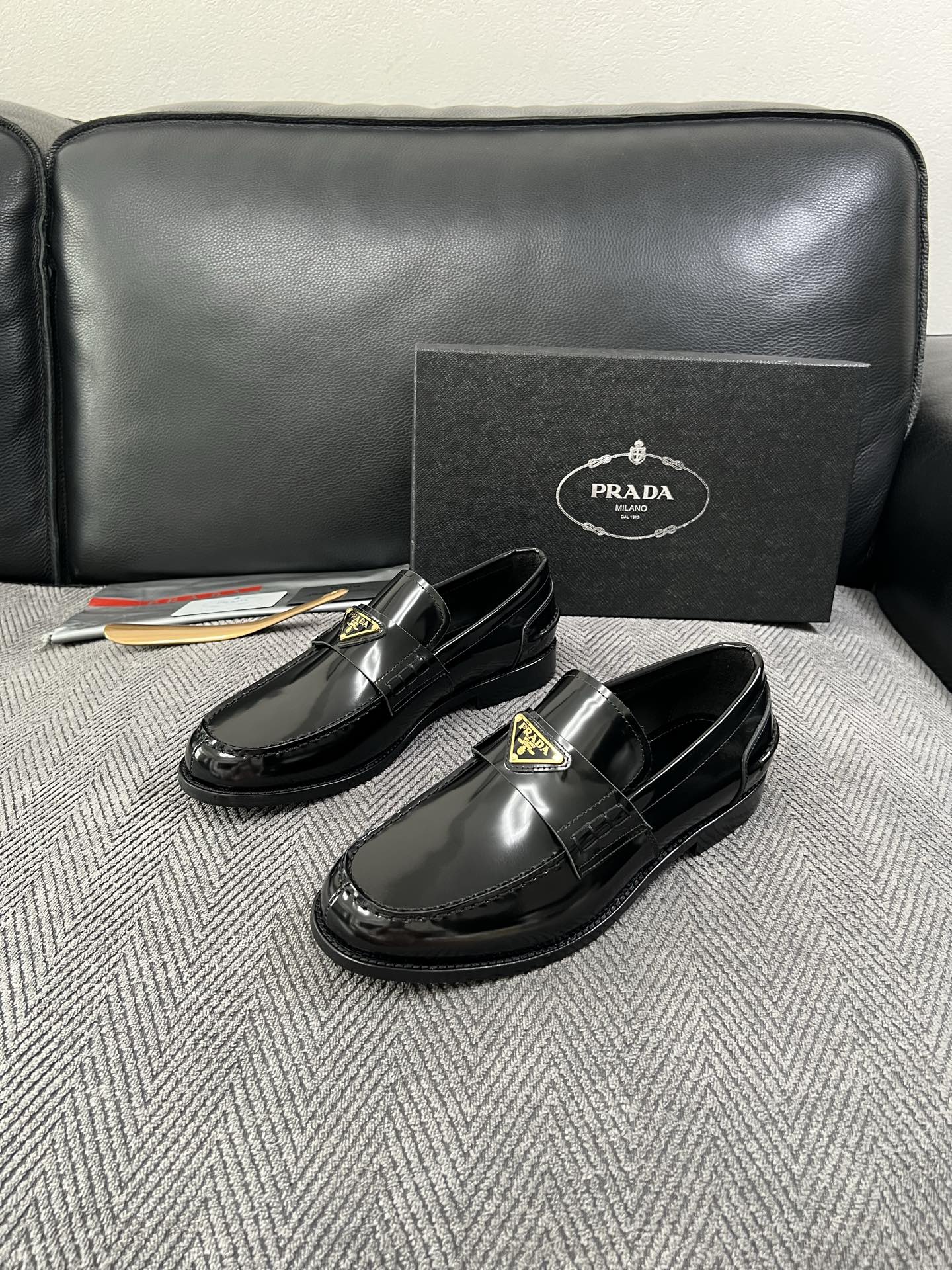 PRADA  高品质  顶级工艺品 普拉达 皮鞋专柜同步 原厂配置，意大利进口原版牛皮面料，透气舒适进口水染牛里垫，鞋底