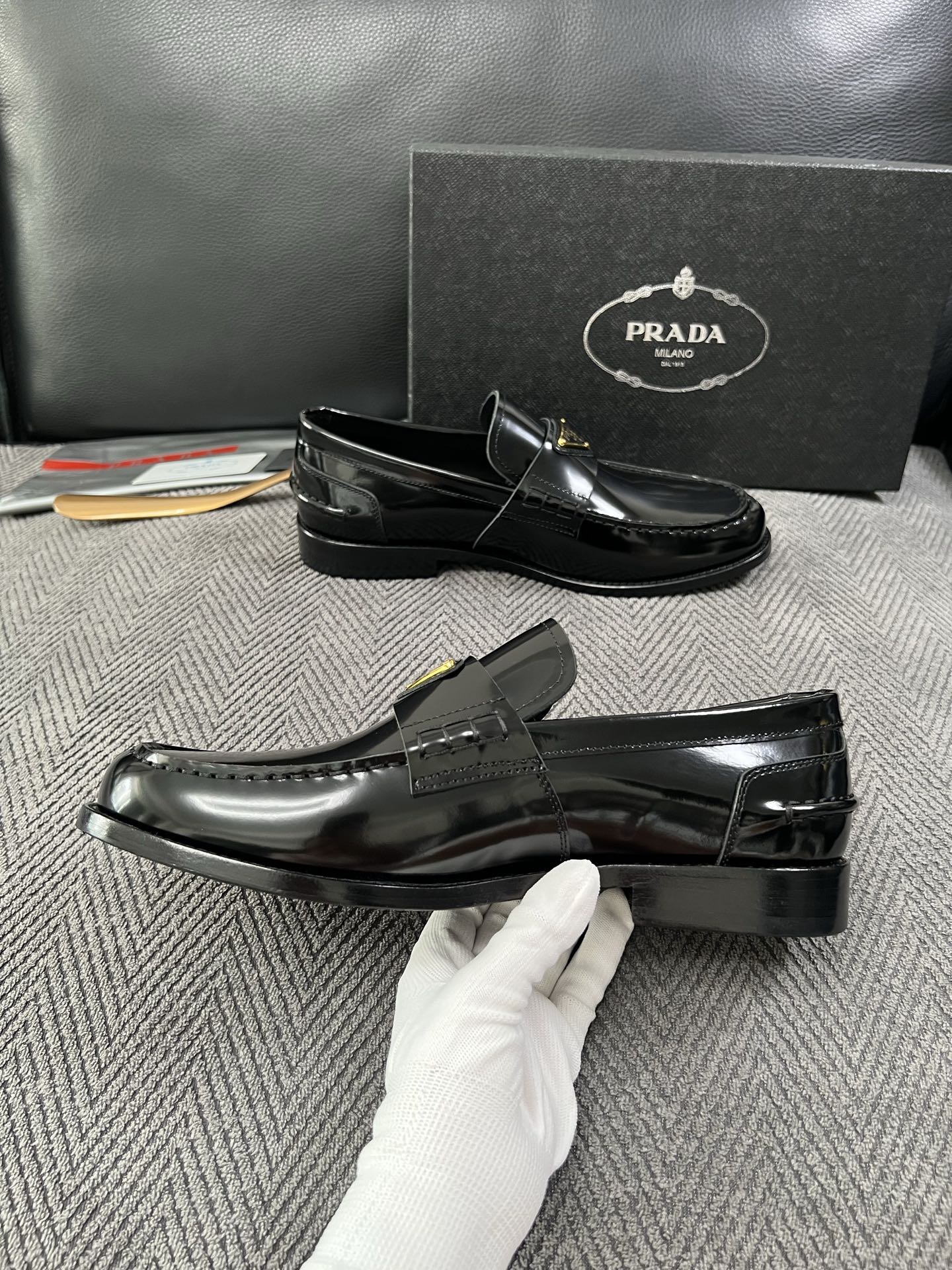 PRADA  高品质  顶级工艺品 普拉达 皮鞋专柜同步 原厂配置，意大利进口原版牛皮面料，透气舒适进口水染牛里垫，鞋底
