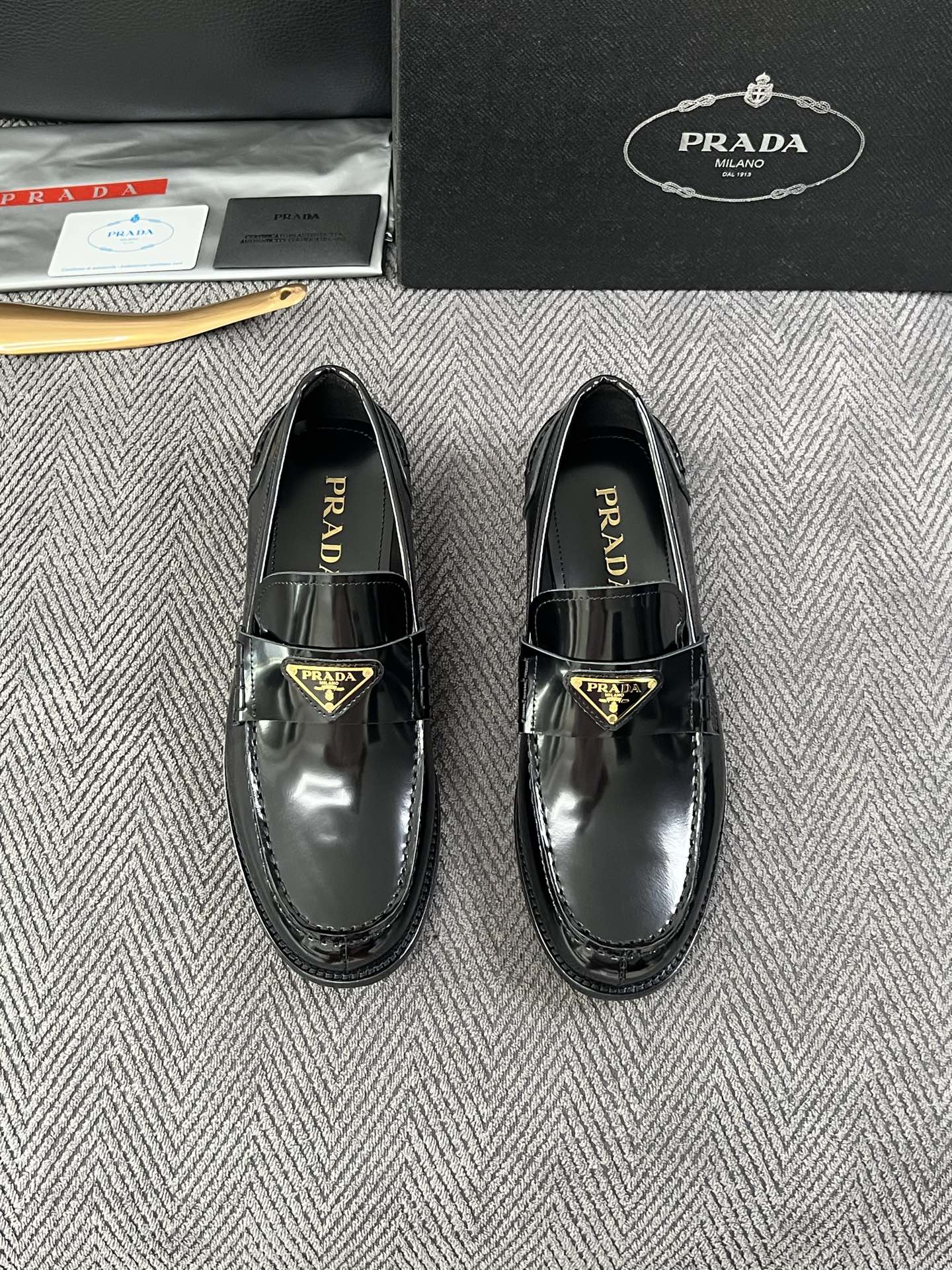 PRADA  高品质  顶级工艺品 普拉达 皮鞋专柜同步 原厂配置，意大利进口原版牛皮面料，透气舒适进口水染牛里垫，鞋底