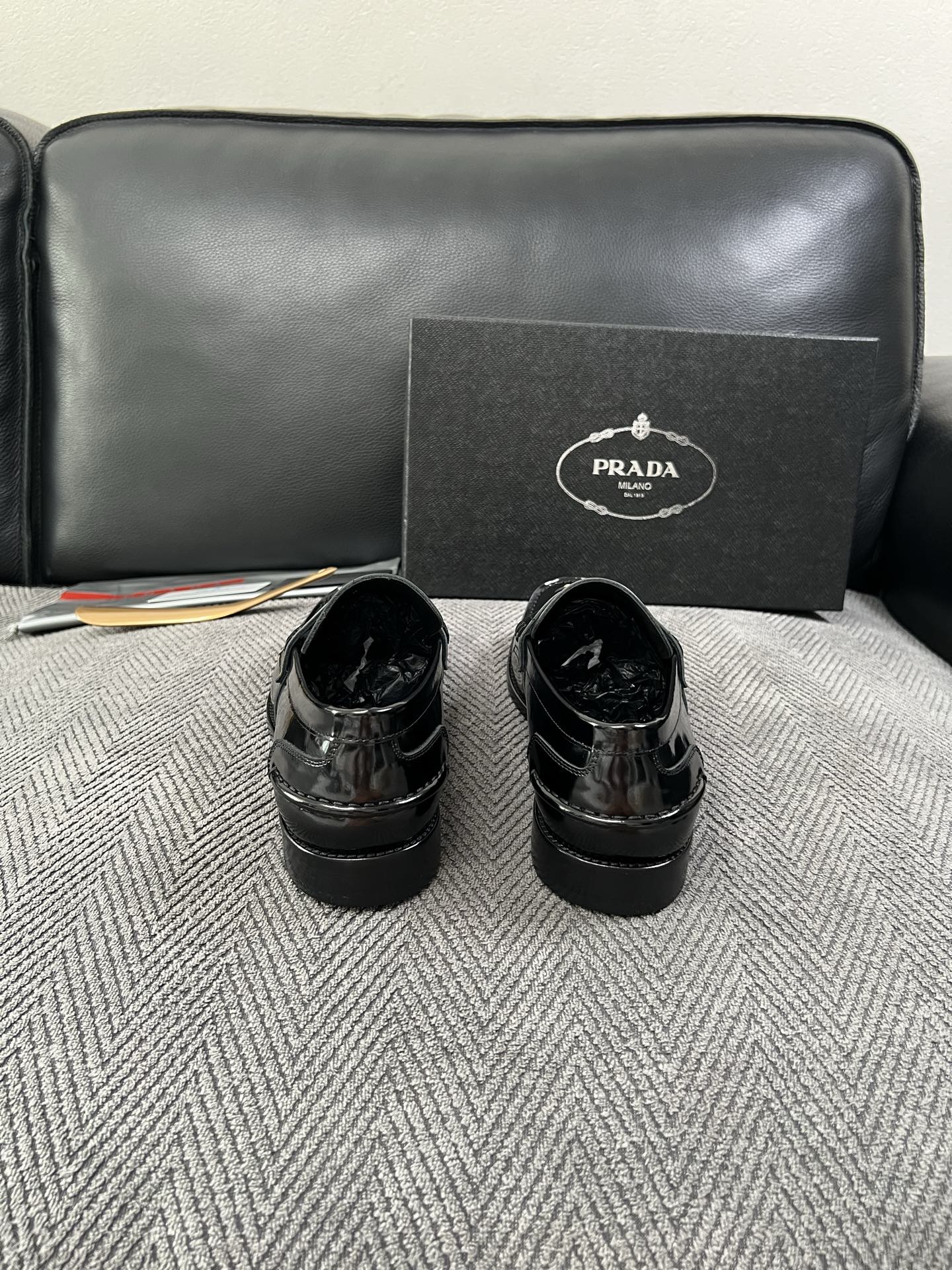 PRADA  高品质  顶级工艺品 普拉达 皮鞋专柜同步 原厂配置，意大利进口原版牛皮面料，透气舒适进口水染牛里垫，鞋底