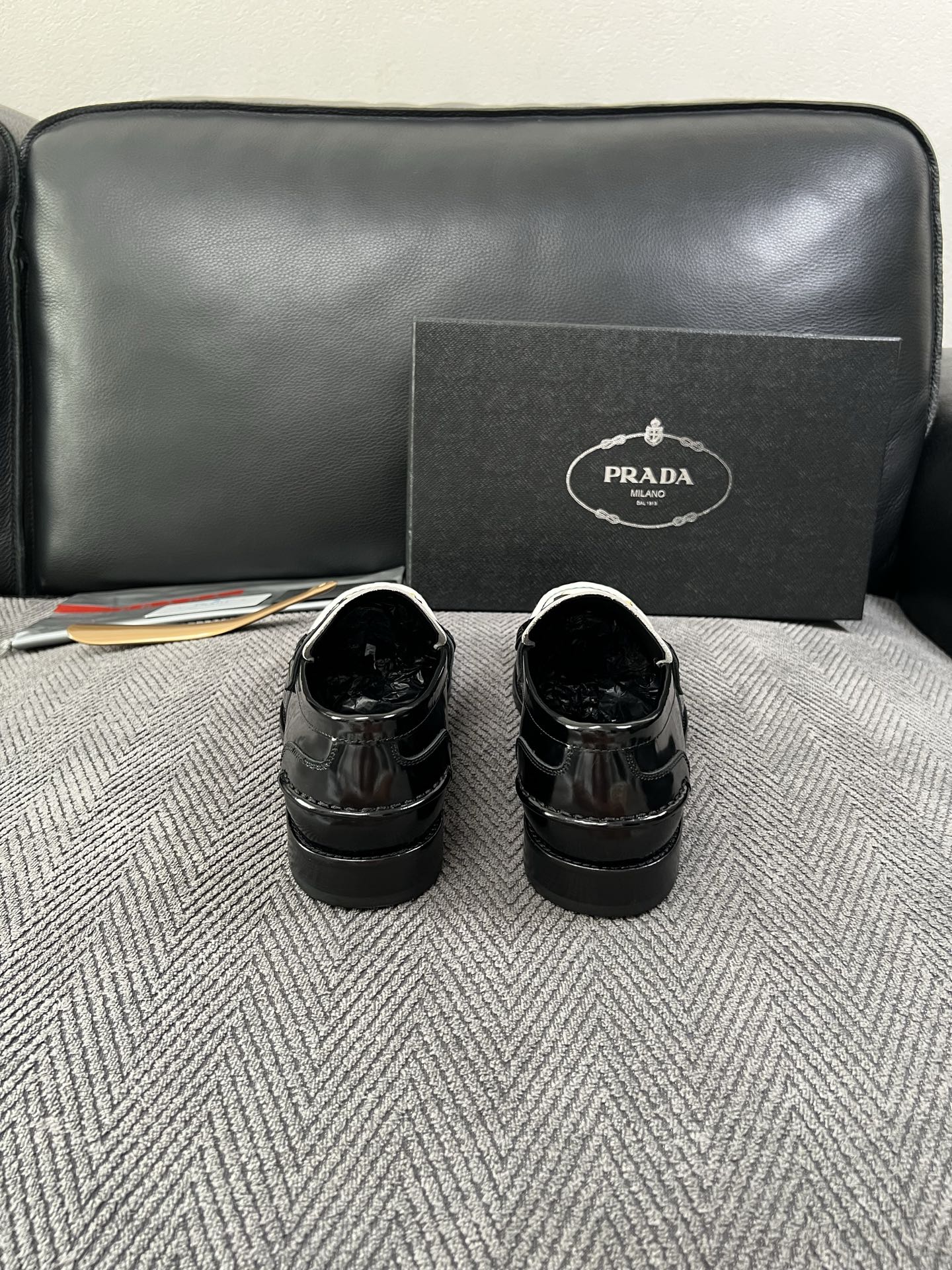 PRADA  高品质  顶级工艺品 普拉达 皮鞋专柜同步 原厂配置，意大利进口原版牛皮面料，透气舒适进口水染牛里垫，鞋底