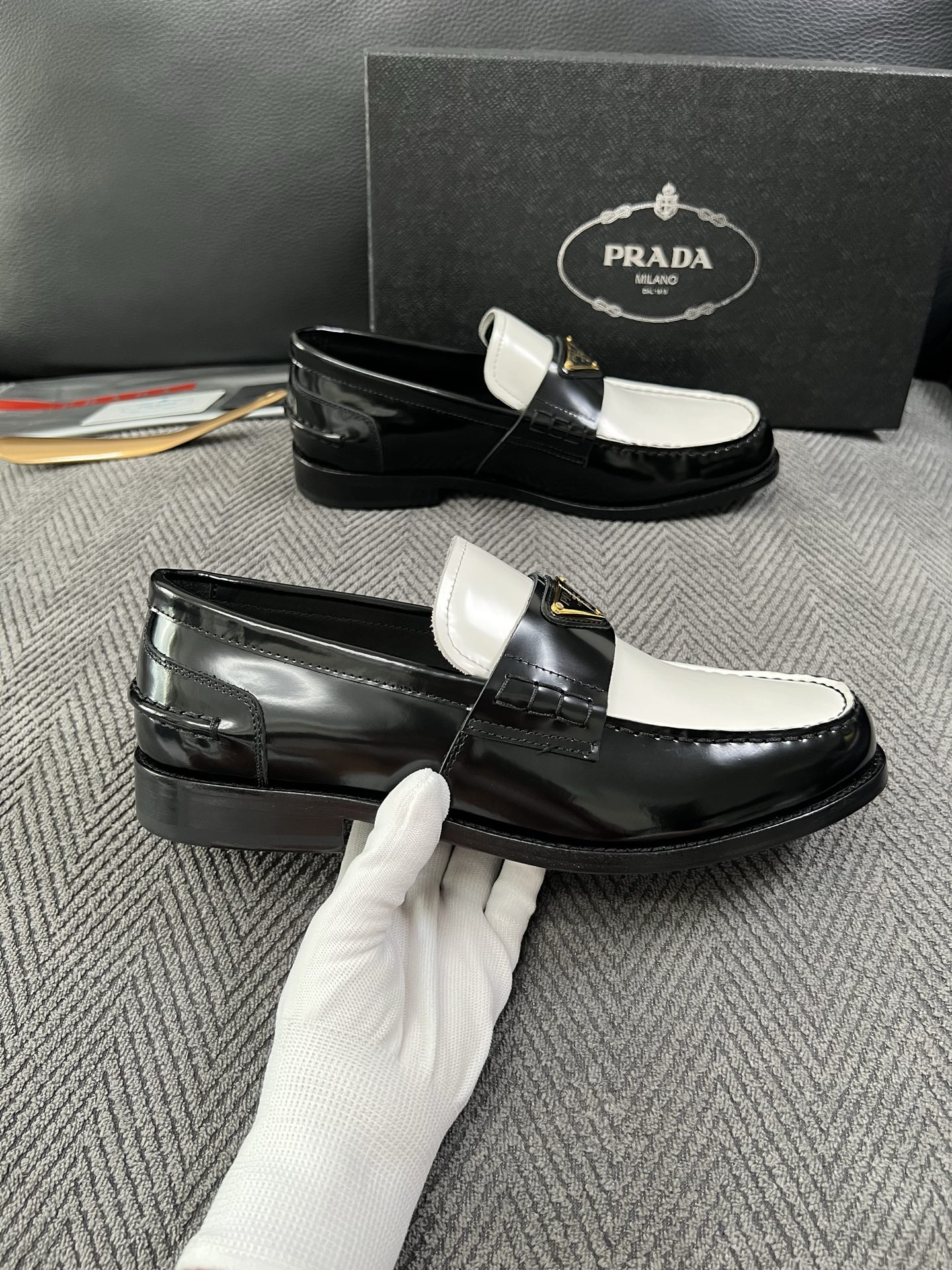 PRADA  高品质  顶级工艺品 普拉达 皮鞋专柜同步 原厂配置，意大利进口原版牛皮面料，透气舒适进口水染牛里垫，鞋底
