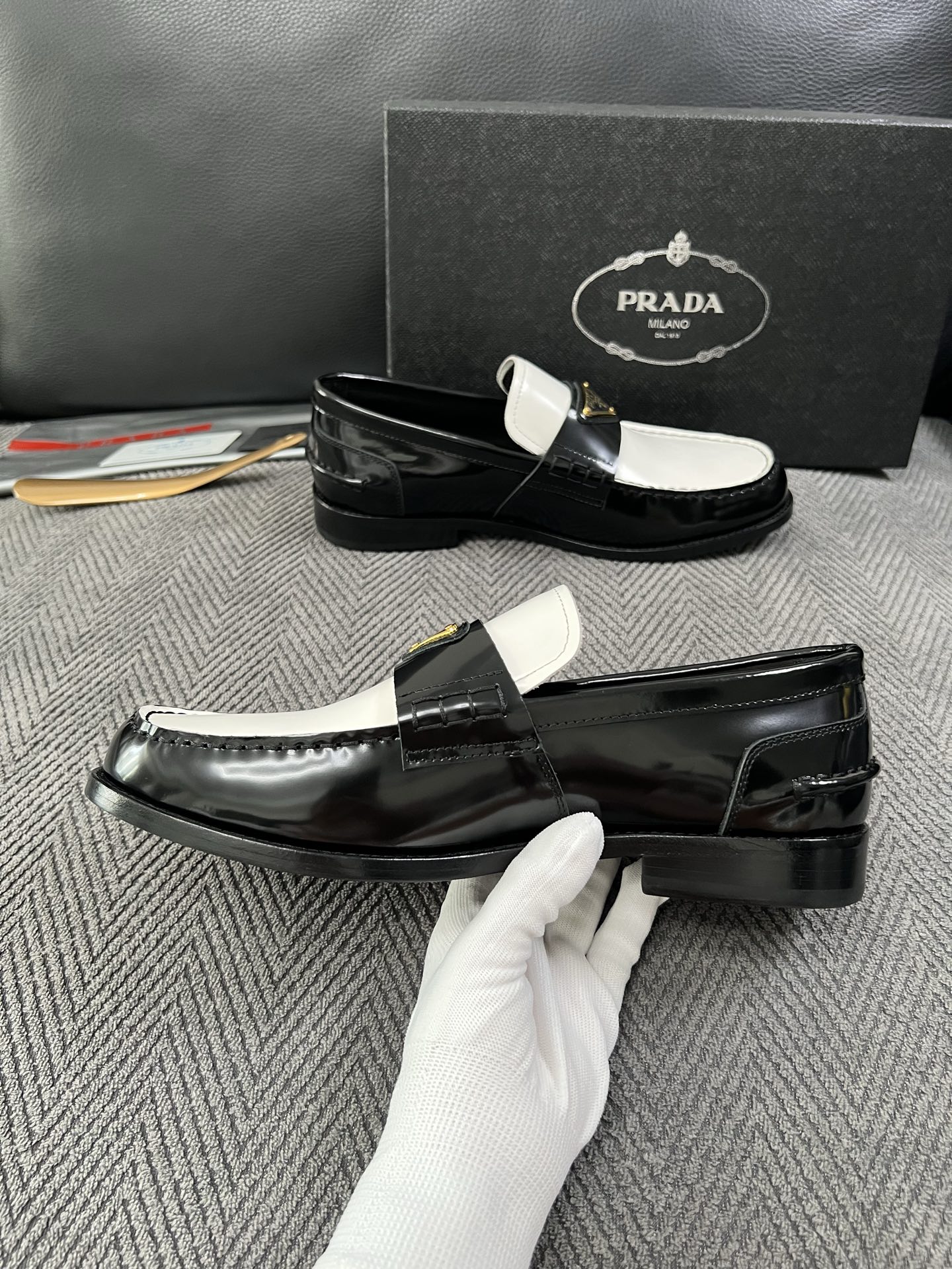 PRADA  高品质  顶级工艺品 普拉达 皮鞋专柜同步 原厂配置，意大利进口原版牛皮面料，透气舒适进口水染牛里垫，鞋底