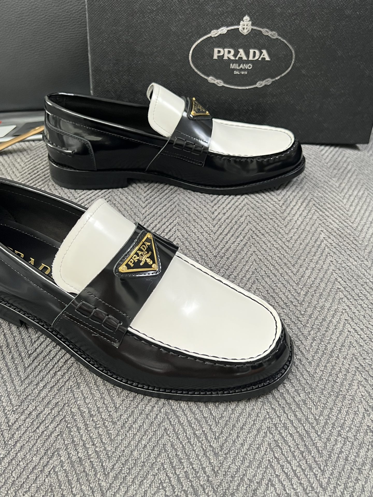 PRADA  高品质  顶级工艺品 普拉达 皮鞋专柜同步 原厂配置，意大利进口原版牛皮面料，透气舒适进口水染牛里垫，鞋底