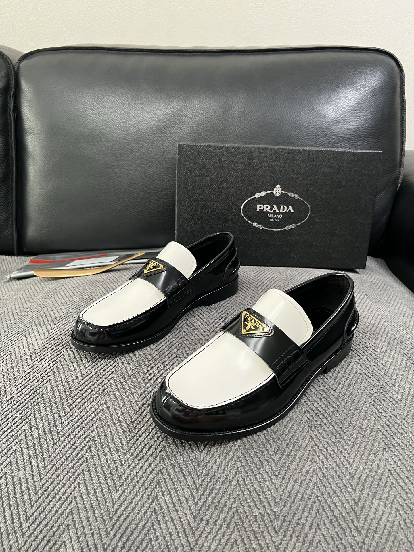 PRADA  高品质  顶级工艺品 普拉达 皮鞋专柜同步 原厂配置，意大利进口原版牛皮面料，透气舒适进口水染牛里垫，鞋底