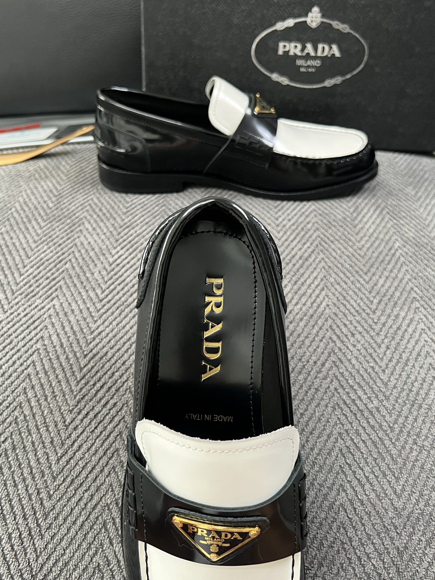 PRADA  高品质  顶级工艺品 普拉达 皮鞋专柜同步 原厂配置，意大利进口原版牛皮面料，透气舒适进口水染牛里垫，鞋底