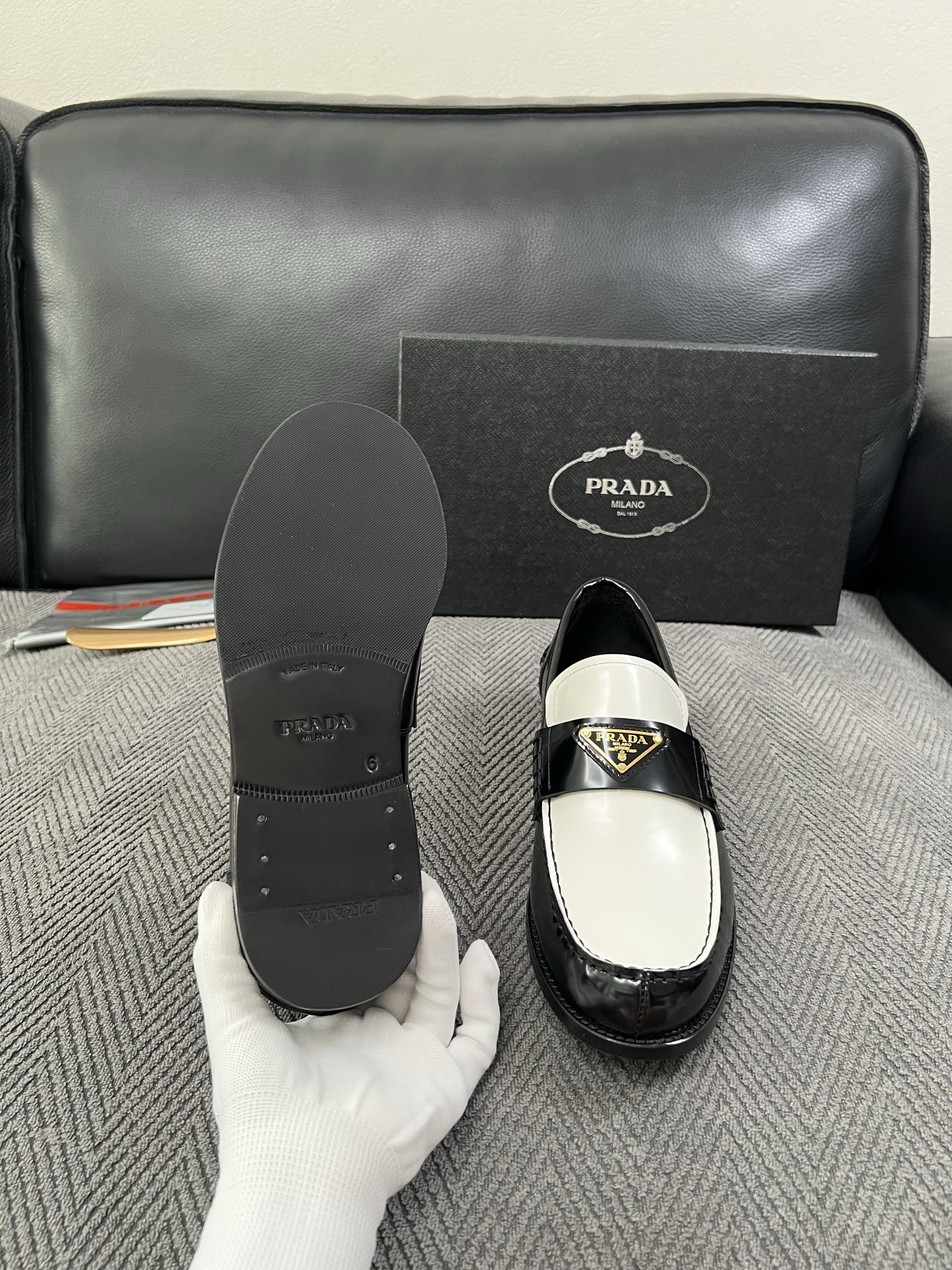 PRADA  高品质  顶级工艺品 普拉达 皮鞋专柜同步 原厂配置，意大利进口原版牛皮面料，透气舒适进口水染牛里垫，鞋底