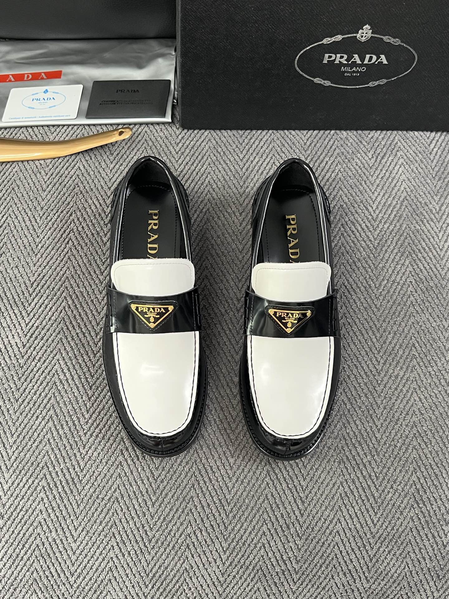 PRADA  高品质  顶级工艺品 普拉达 皮鞋专柜同步 原厂配置，意大利进口原版牛皮面料，透气舒适进口水染牛里垫，鞋底