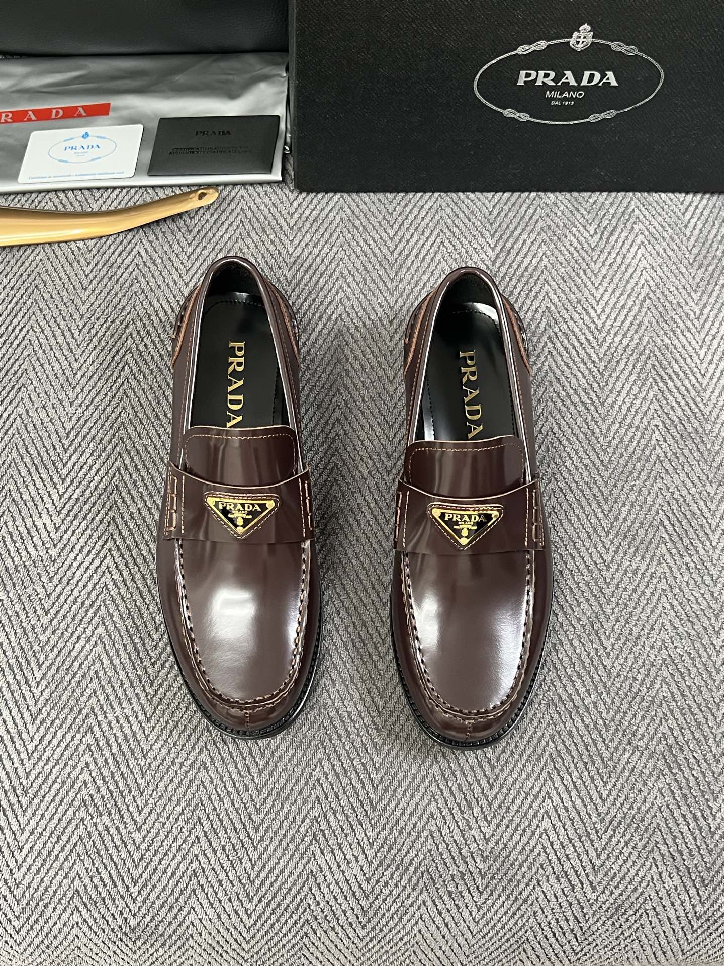 PRADA  高品质  顶级工艺品 普拉达 皮鞋专柜同步 原厂配置，意大利进口原版牛皮面料，透气舒适进口水染牛里垫，鞋底