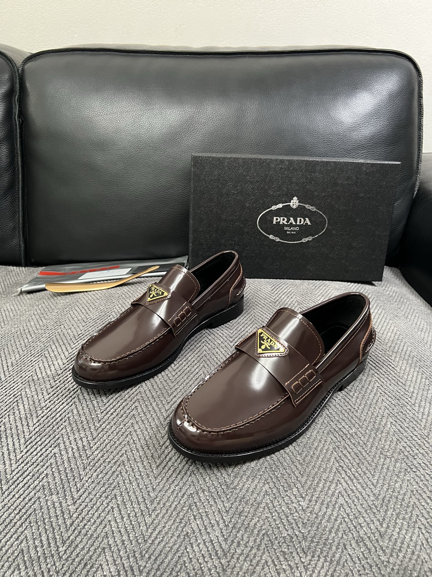 PRADA  高品质  顶级工艺品 普拉达 皮鞋专柜同步 原厂配置，意大利进口原版牛皮面料，透气舒适进口水染牛里垫，鞋底