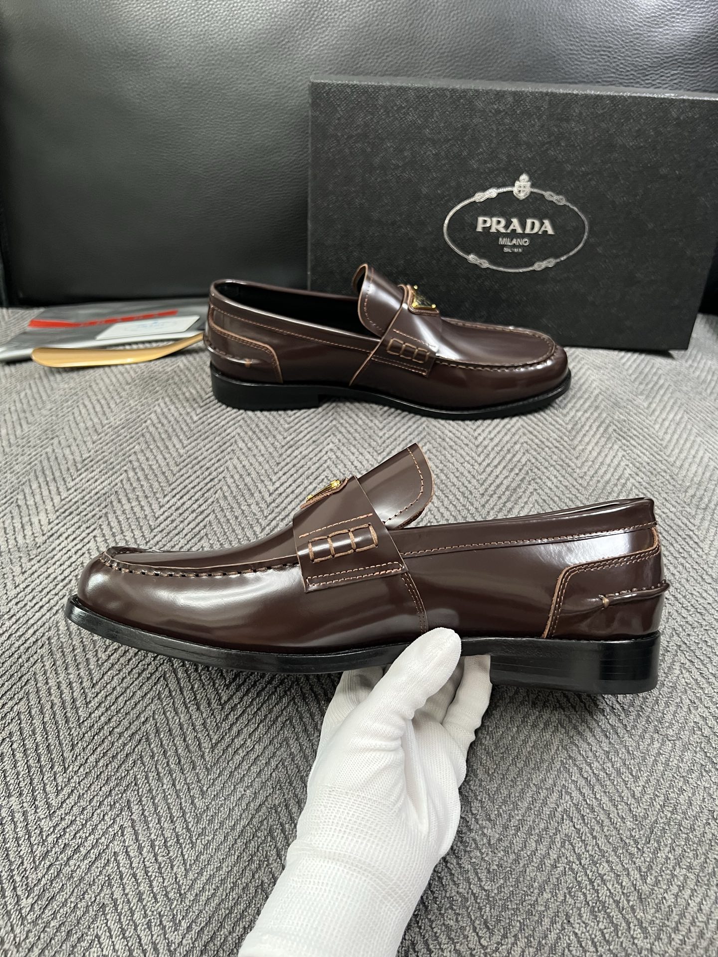 PRADA  高品质  顶级工艺品 普拉达 皮鞋专柜同步 原厂配置，意大利进口原版牛皮面料，透气舒适进口水染牛里垫，鞋底