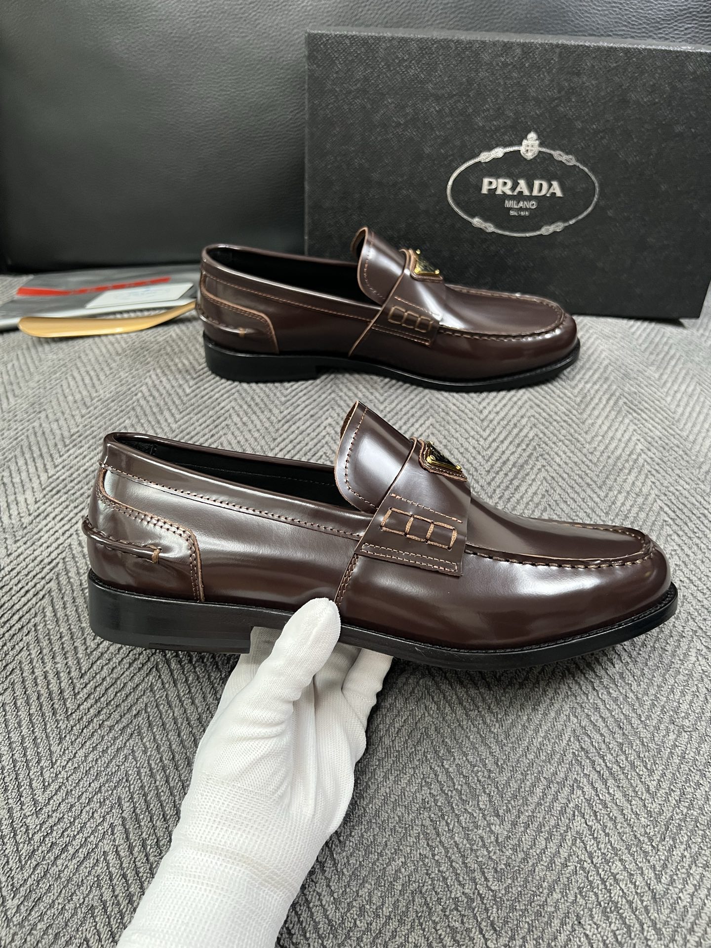 PRADA  高品质  顶级工艺品 普拉达 皮鞋专柜同步 原厂配置，意大利进口原版牛皮面料，透气舒适进口水染牛里垫，鞋底