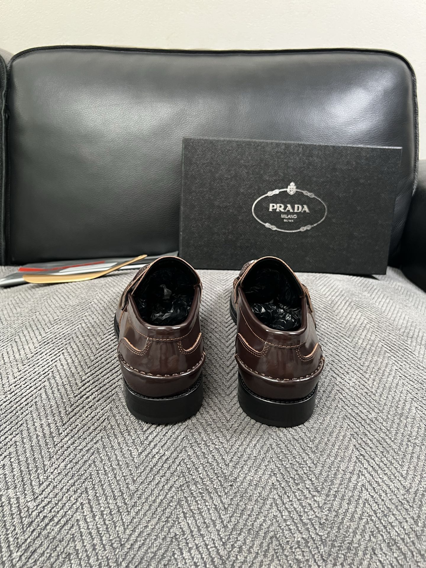 PRADA  高品质  顶级工艺品 普拉达 皮鞋专柜同步 原厂配置，意大利进口原版牛皮面料，透气舒适进口水染牛里垫，鞋底