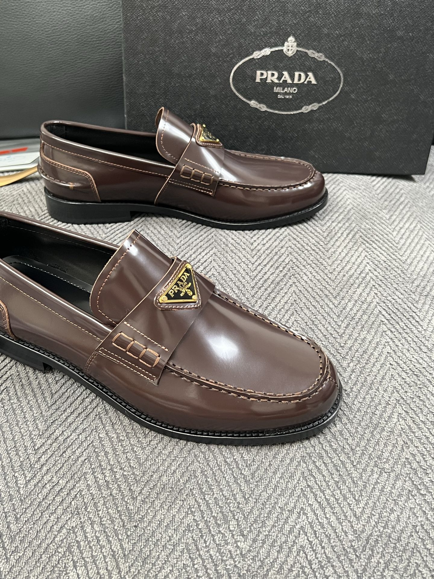 PRADA  高品质  顶级工艺品 普拉达 皮鞋专柜同步 原厂配置，意大利进口原版牛皮面料，透气舒适进口水染牛里垫，鞋底