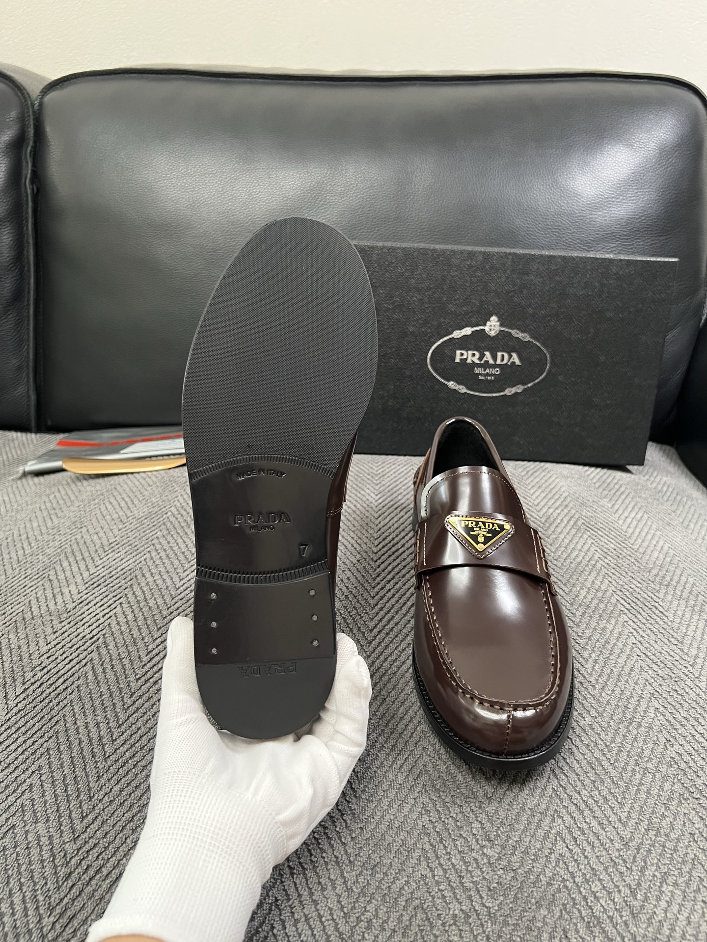 PRADA  高品质  顶级工艺品 普拉达 皮鞋专柜同步 原厂配置，意大利进口原版牛皮面料，透气舒适进口水染牛里垫，鞋底